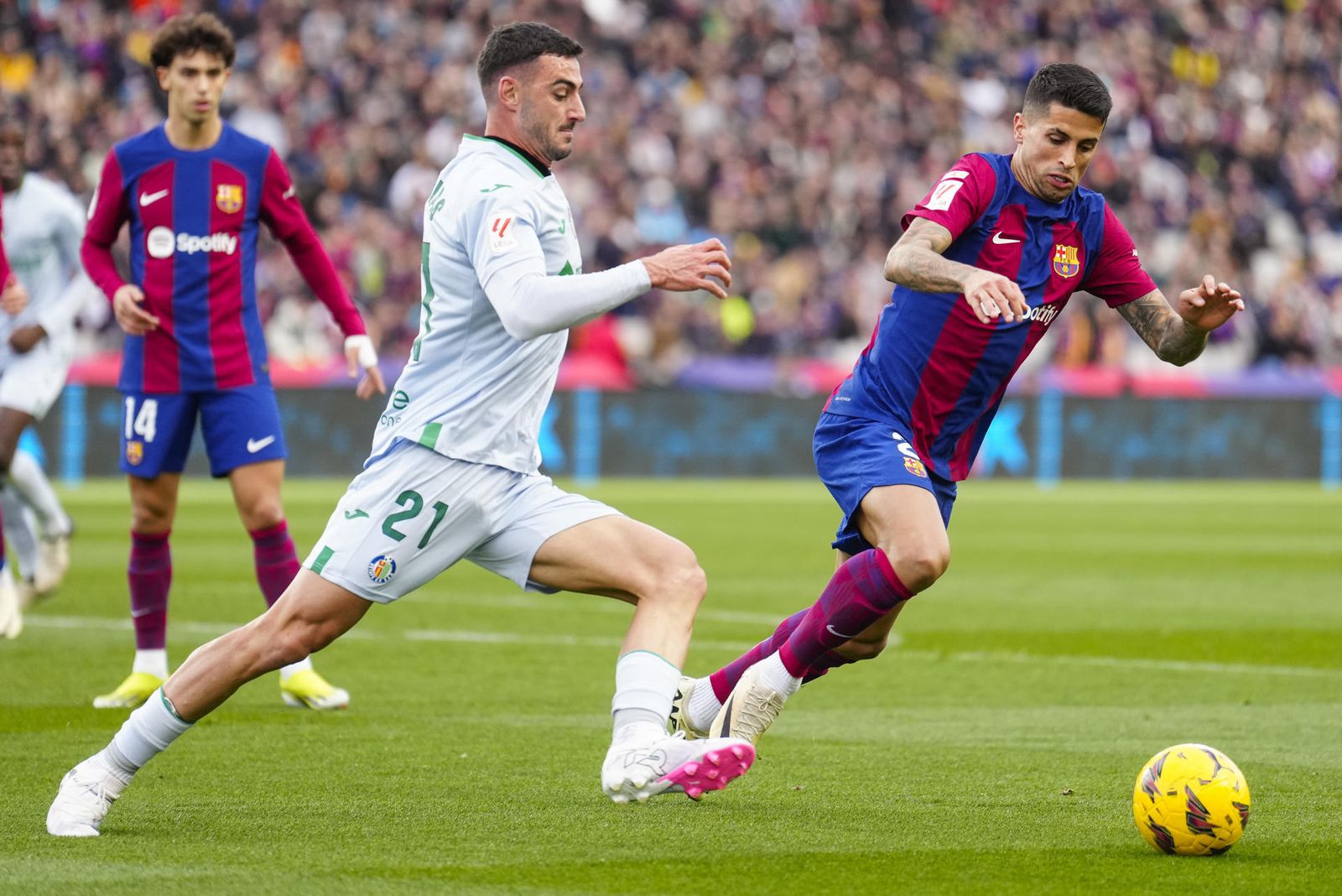 Juan Iglesias ante el Barcelona