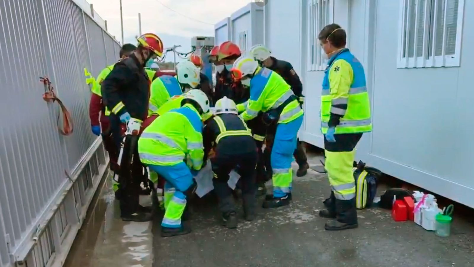 Un operario muy grave tras caérsele encima una puerta de 400kg en Loeches