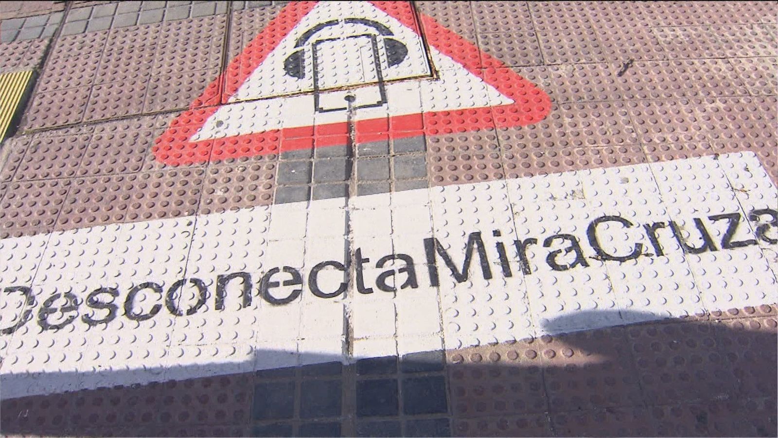 Metro Ligero Oeste intenta concienciar a los jóvenes del peligro de cruzar mirando el móvil