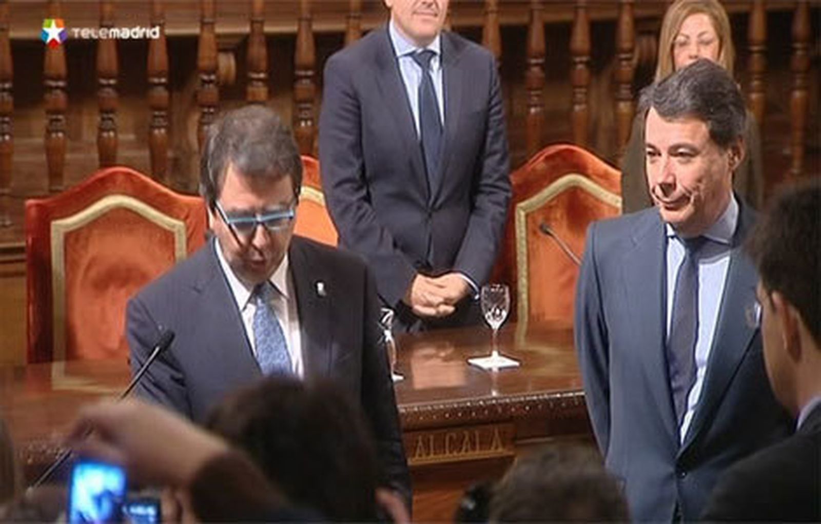 El rector de la Universidad de Alcalá de Henares (UAH), Fernando Galván con Ignacio González