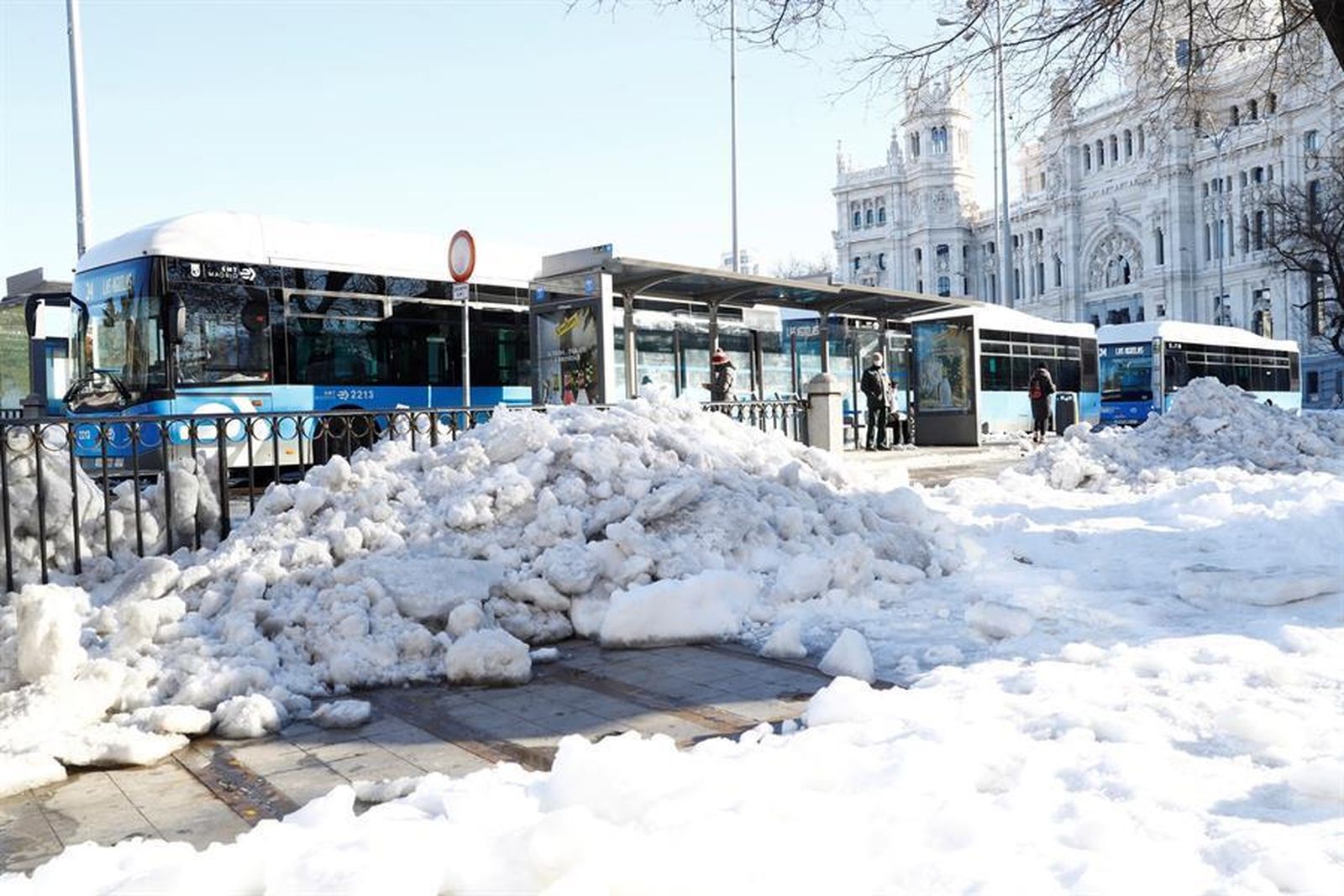 Autobuses de Madrid ya circulan entre la nieve