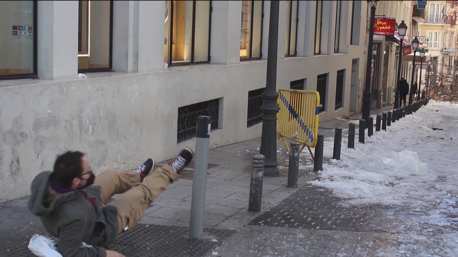 Patinazos y resbalones por placas de hielo amargan la mañana a los viandantes en el centro de Madrid