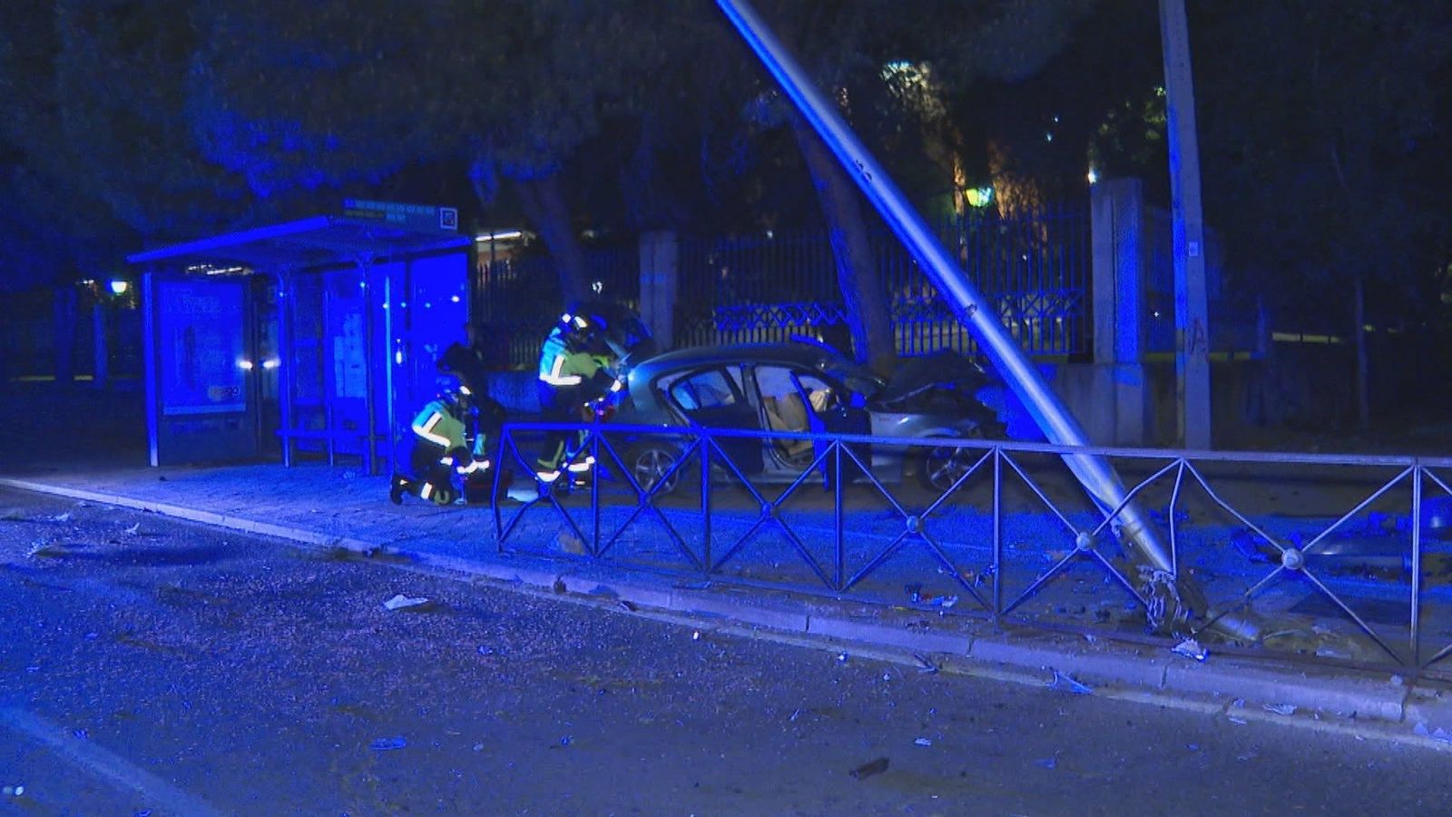 Huyen en coche de la Policía desde Lavapiés, chocan contra un árbol y tres de ellos acaban detenidos