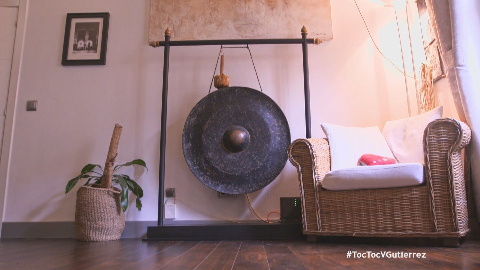 Este gong situado en medio del salón, es uno de los exóticos objetos que el anfitrión de esta casa se trajo de recuerdo de algunos de sus países visitados.