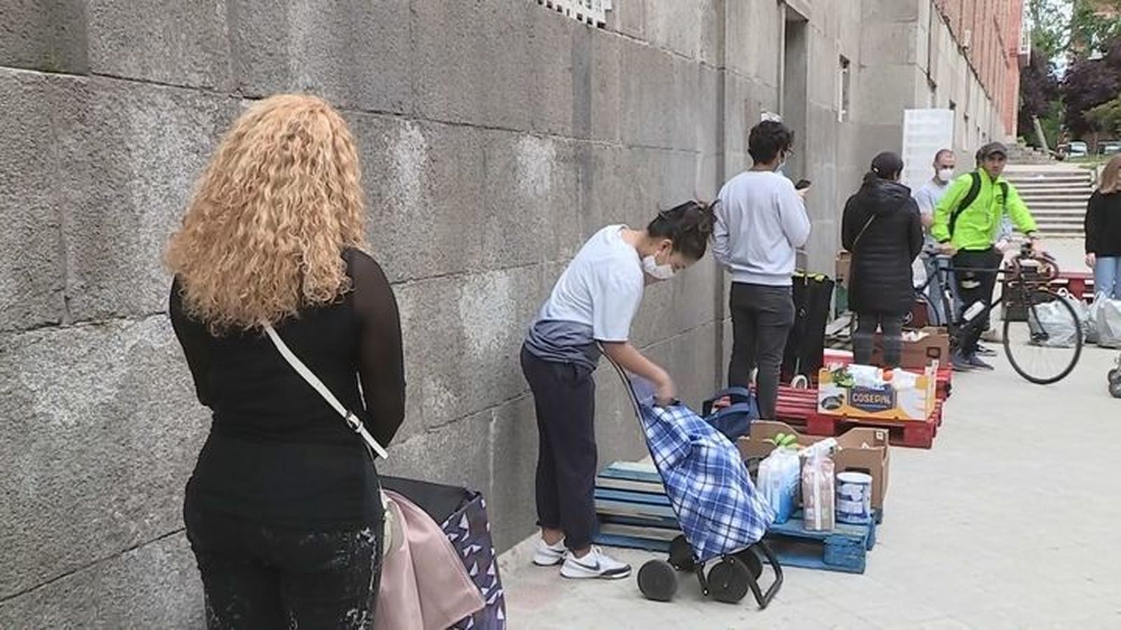 Las asociaciones de vecinos de Madrid llenan sus locales de alimentos ante el aumento de las "colas del hambre"