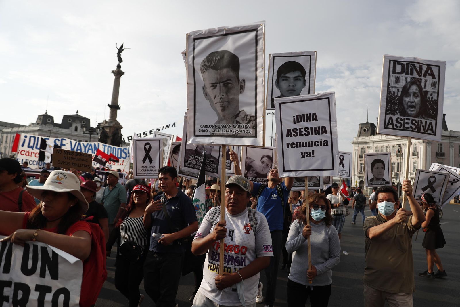 Manifestantes marchan en Lima exigiendo el adelanto de elecciones y en rechazo al Gobierno de Boluarte