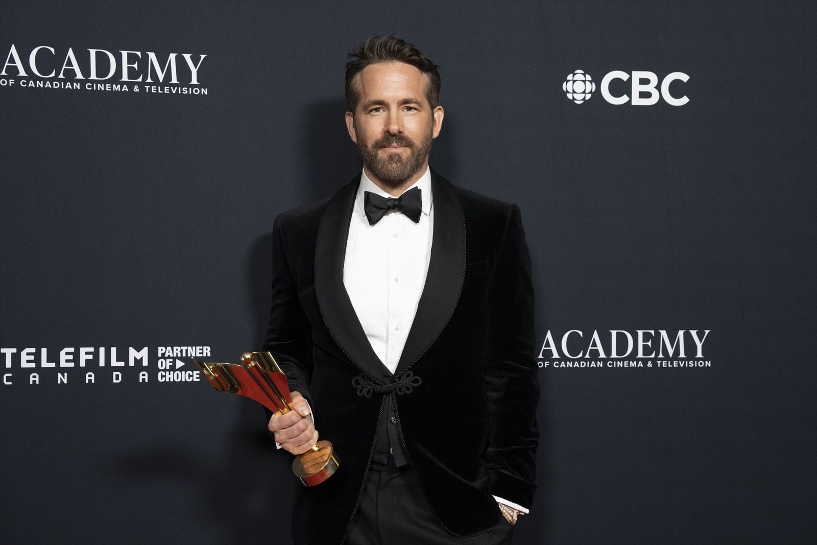 Ryan Reynolds posa con el  "Humanitarian Award" en los Premios de Comedia y Drama de TV