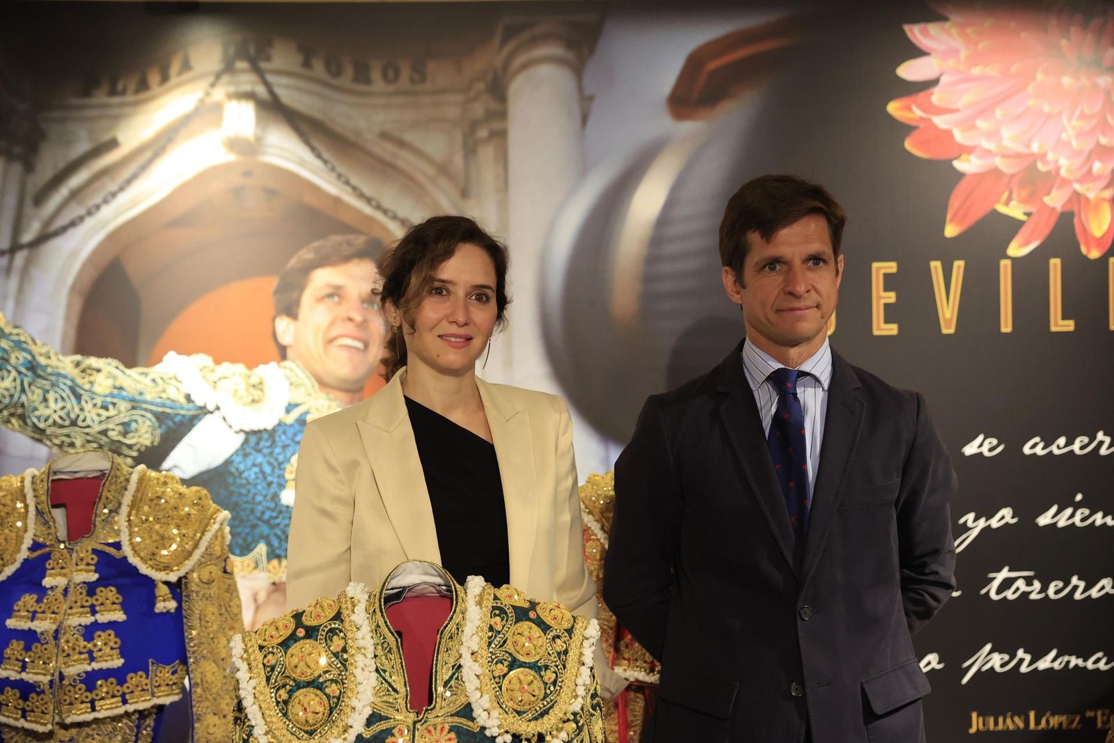 Ayuso inaugura la exposición monográfica que rinde homenaje a 'El Juli'
