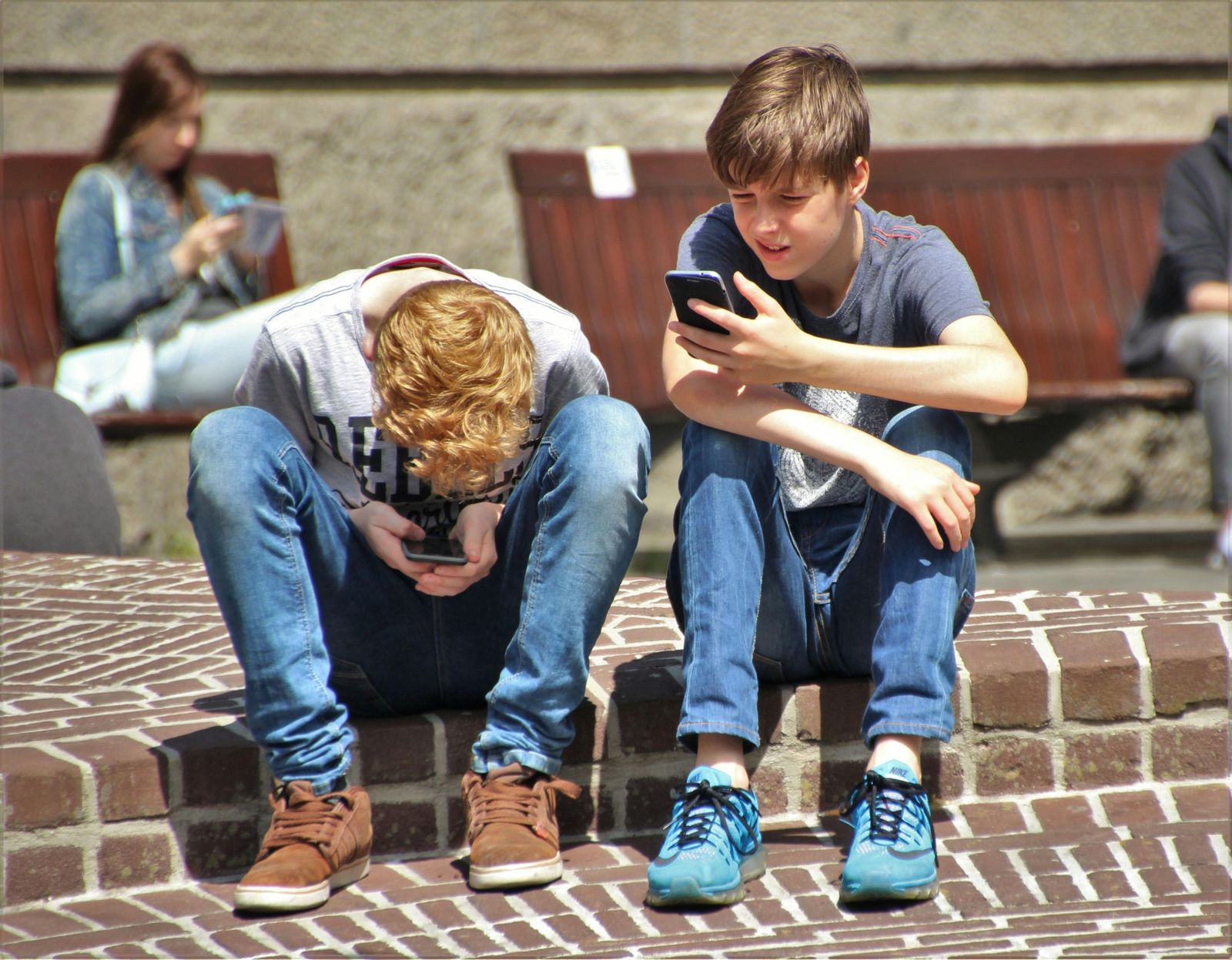 Menores utilizando un 'smartphone'