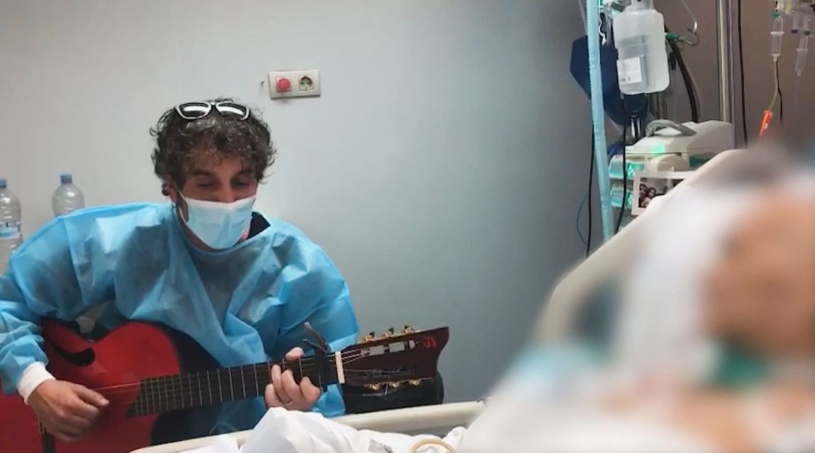 La emotiva sorpresa musical de un hijo a su padre ingresado en la UCI