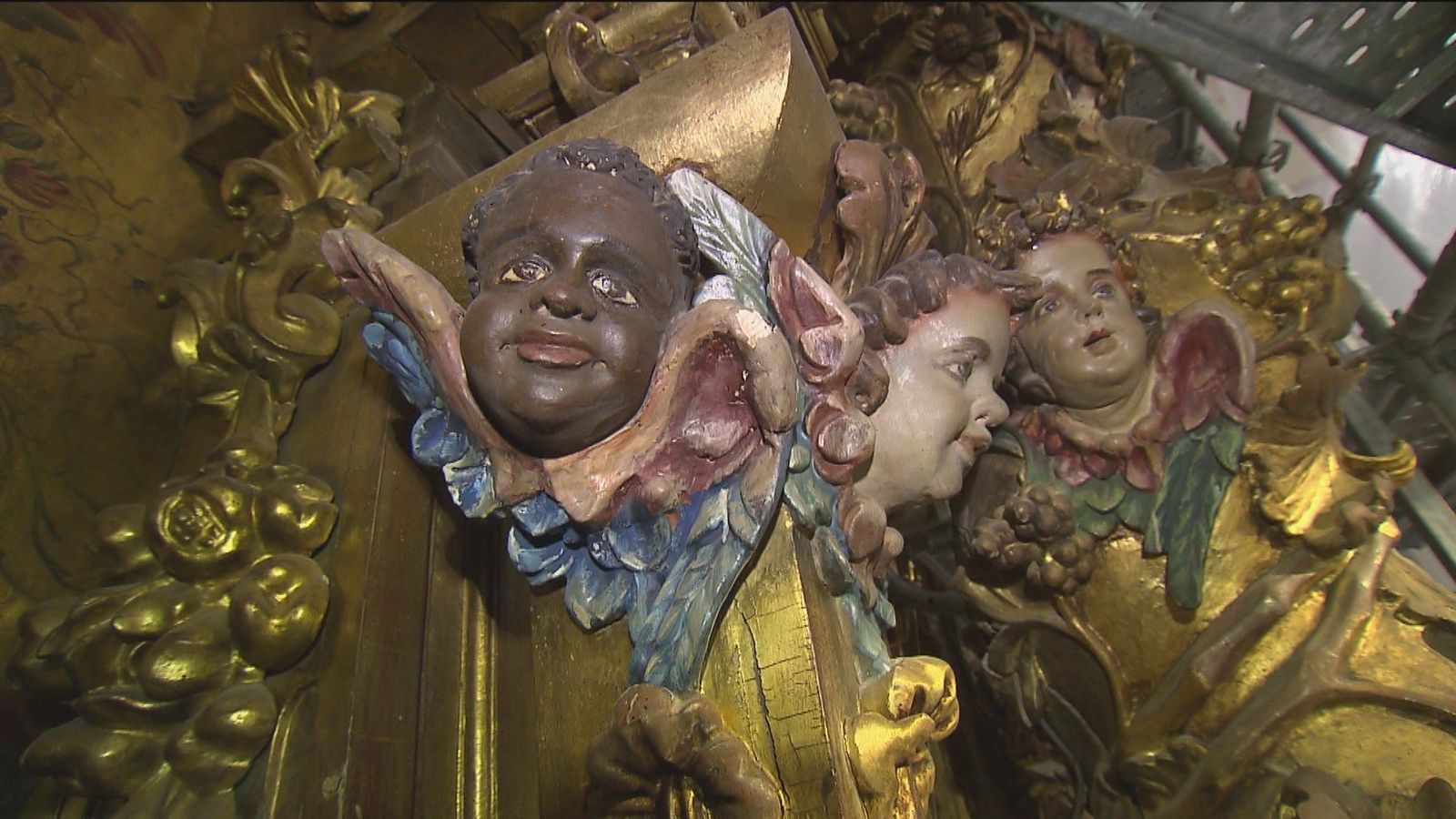 Nos colamos en la restauración del retablo barroco de la iglesia de San Sebastián de Cercedilla