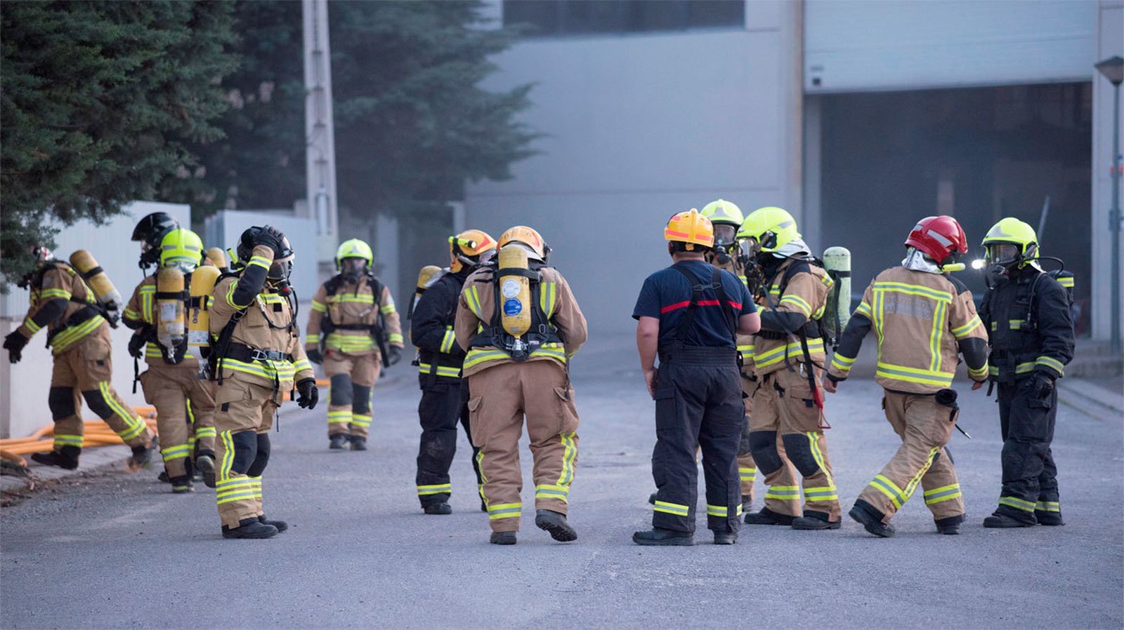 Equipos de emergencia en la planta de Orache Desinfection en Sabiñánigo (Huesca)