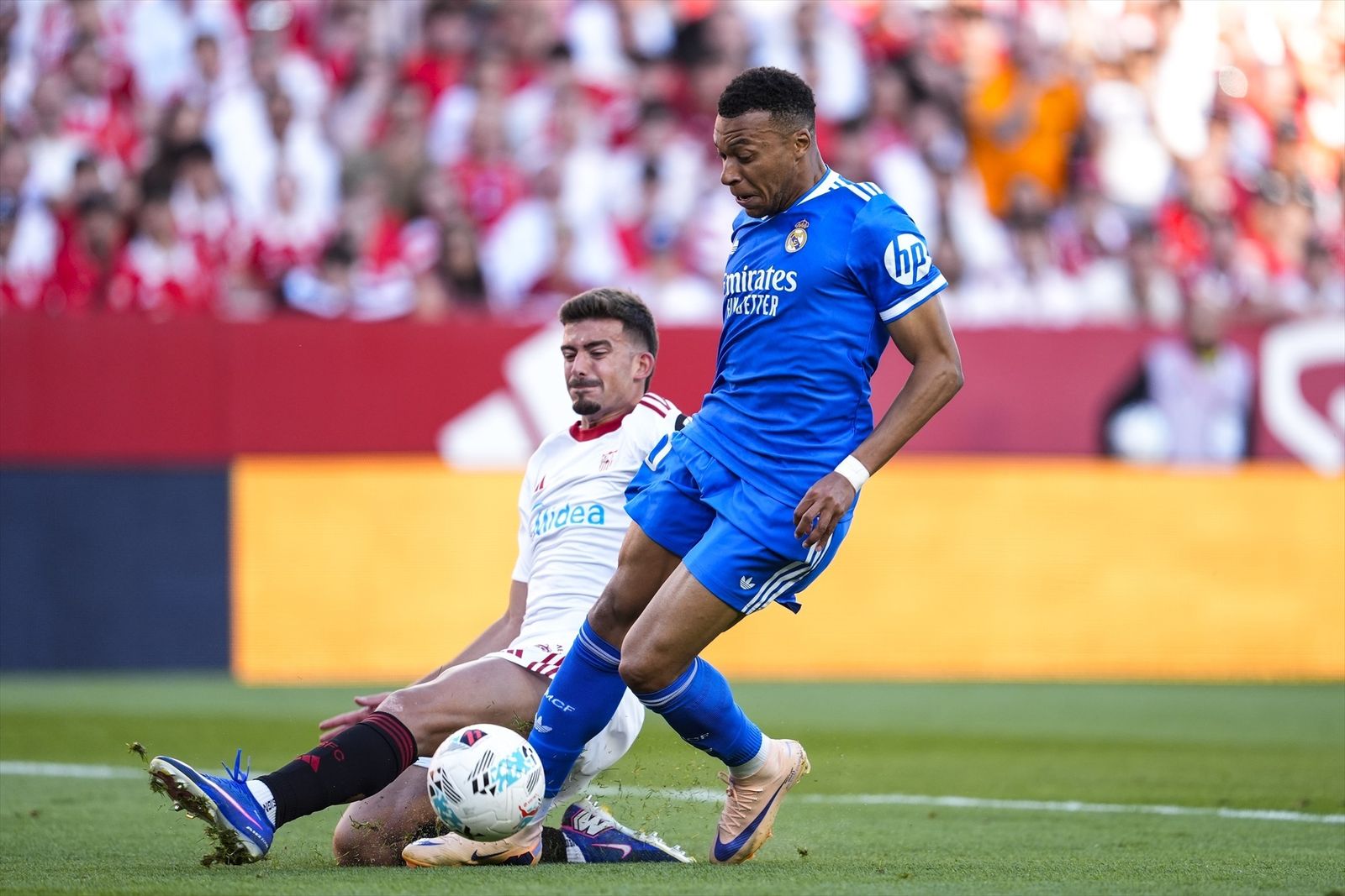 Mbappé juega en el partido contra el Sevilla