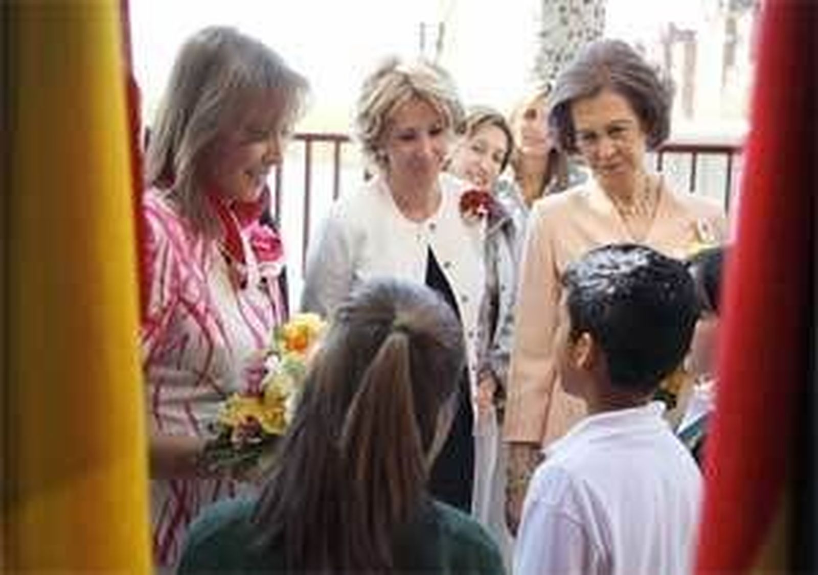 La Reina y la esposa del presidente colombiano visitan un colegio bilingüe en Alcobendas