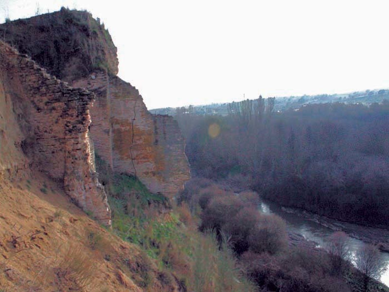 Restos de la fortaleza musulmana de Calatalifa con el río Guadarrama (río de arena, en Árabe) a sus pies