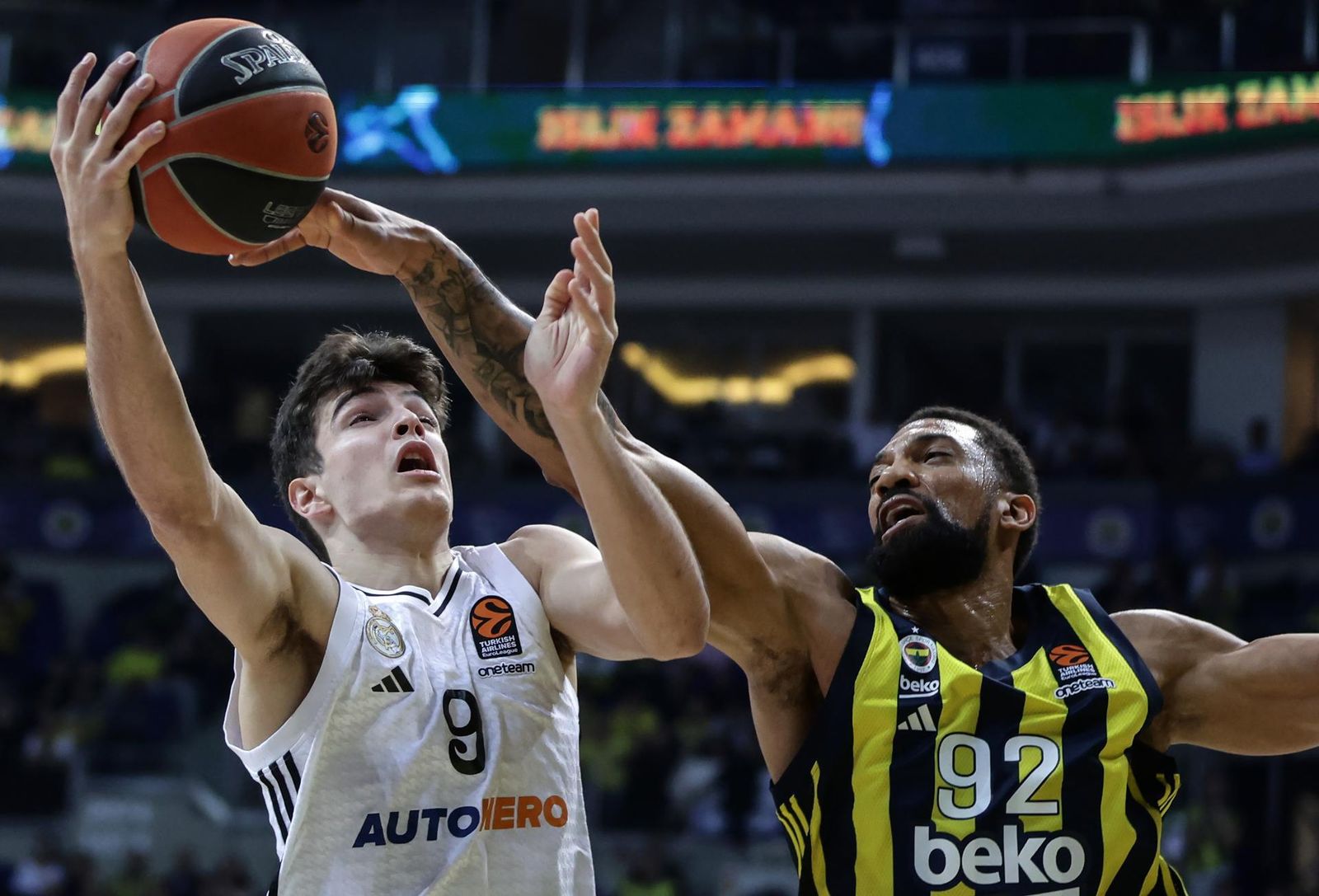 Hugo González ante el Fenerbahce