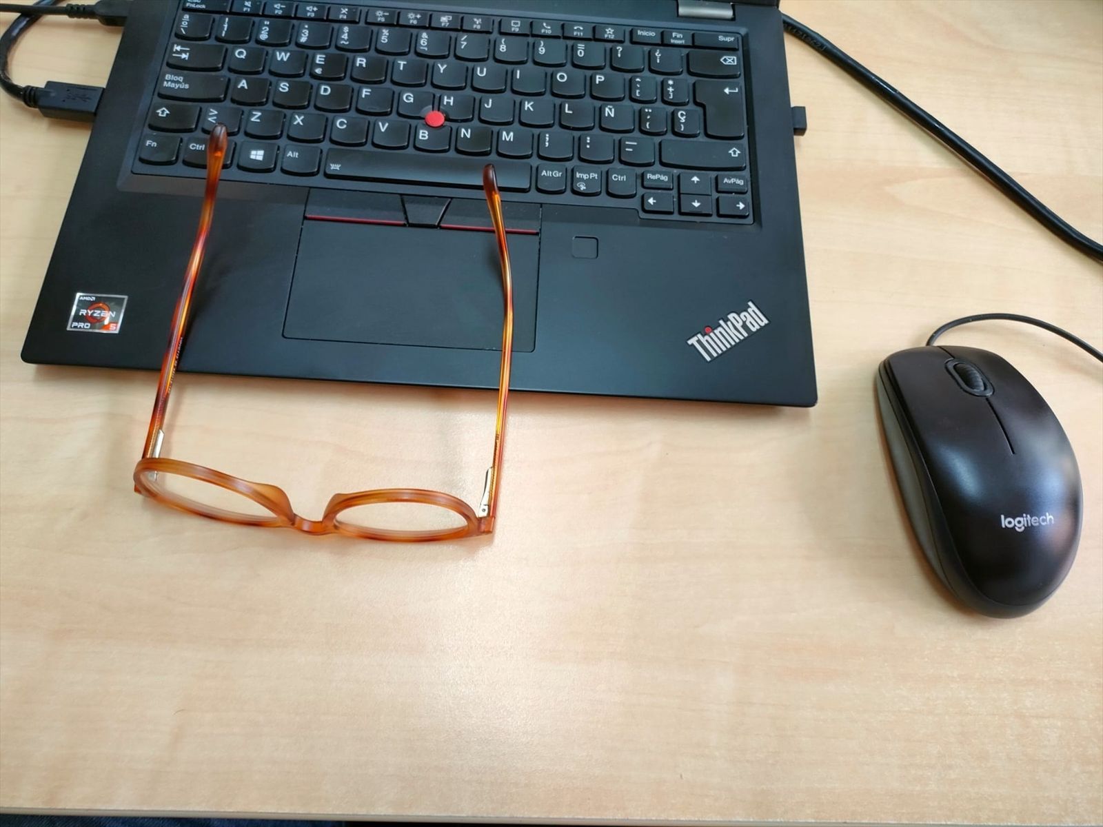 Gafas sobre el teclado de un ordenador