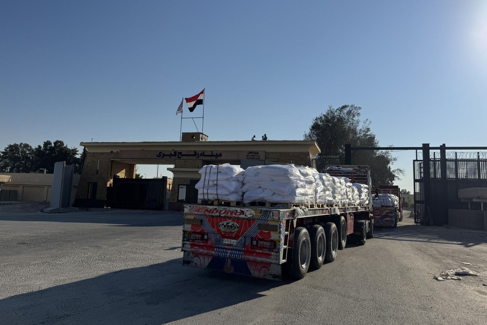 Decenas de camiones de ayuda humanitaria cruzan la frontera egipcia rumbo a Gaza