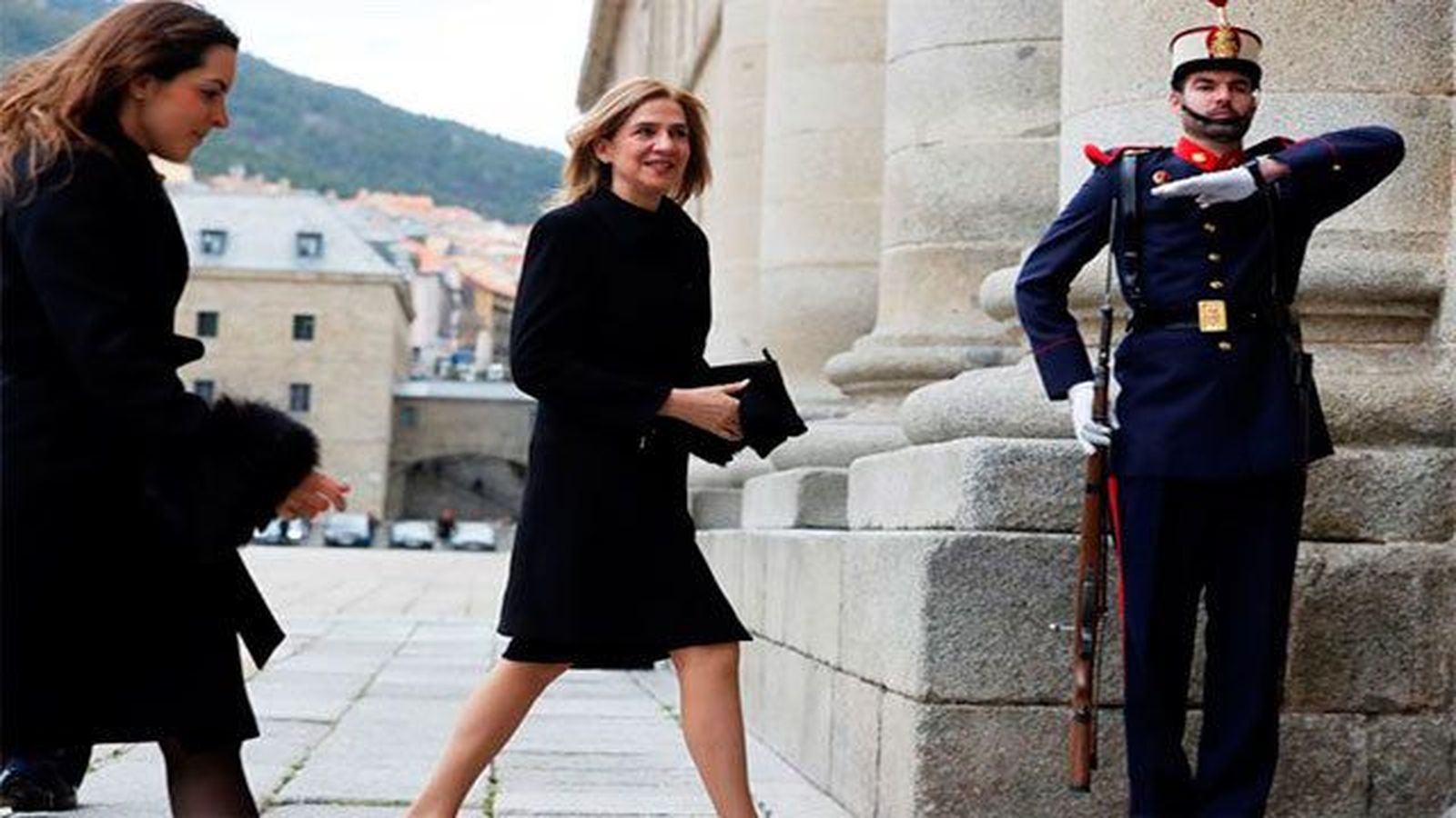 La infanta Cristina asiste en El Escorial a la misa por don Juan que presiden los Reyes