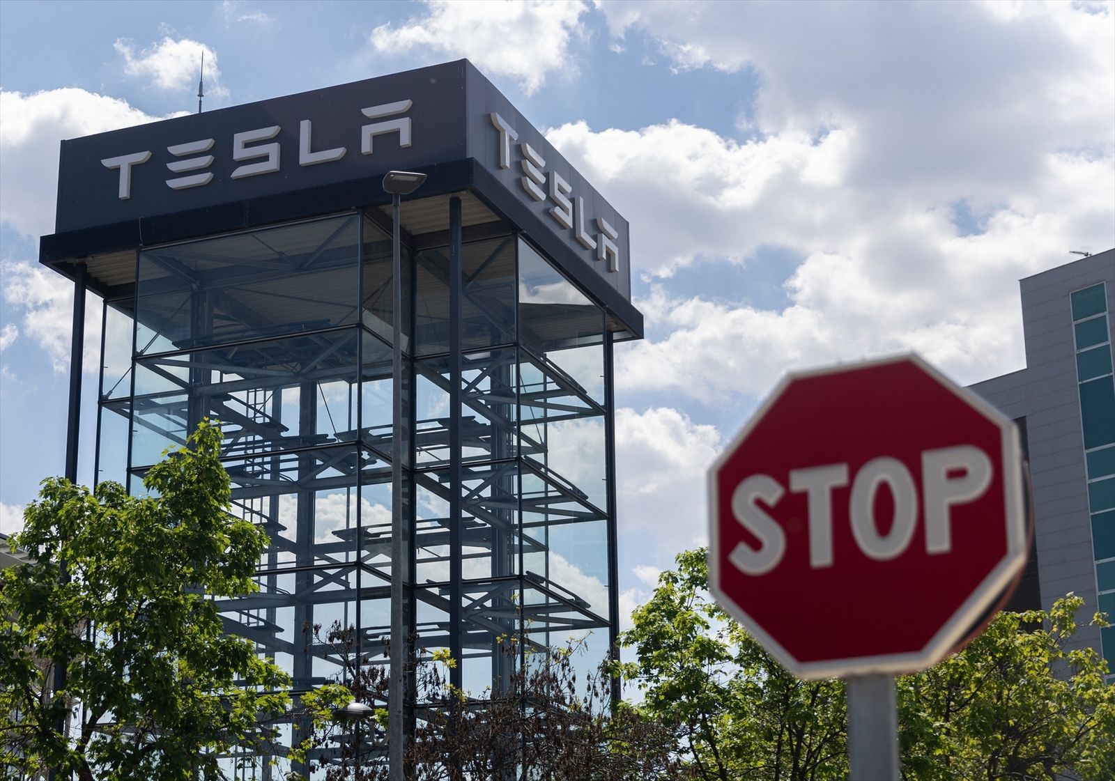 Fachada de la sede madrileña de Tesla