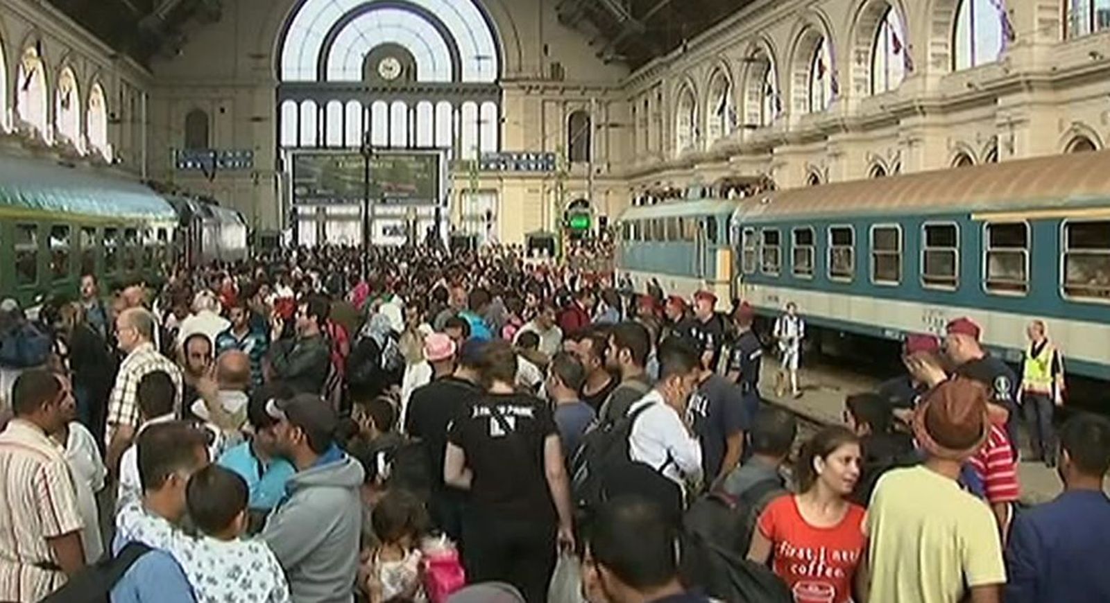 Abre la estación de Keleti pero los refugiados no pueden viajar a Occidente