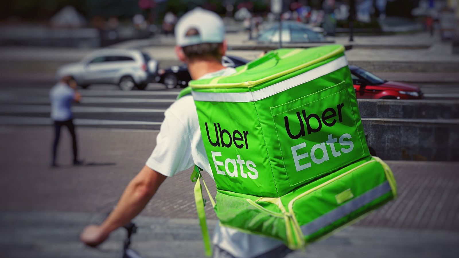 Un raider de Uber Eats, repartiendo en bicicleta