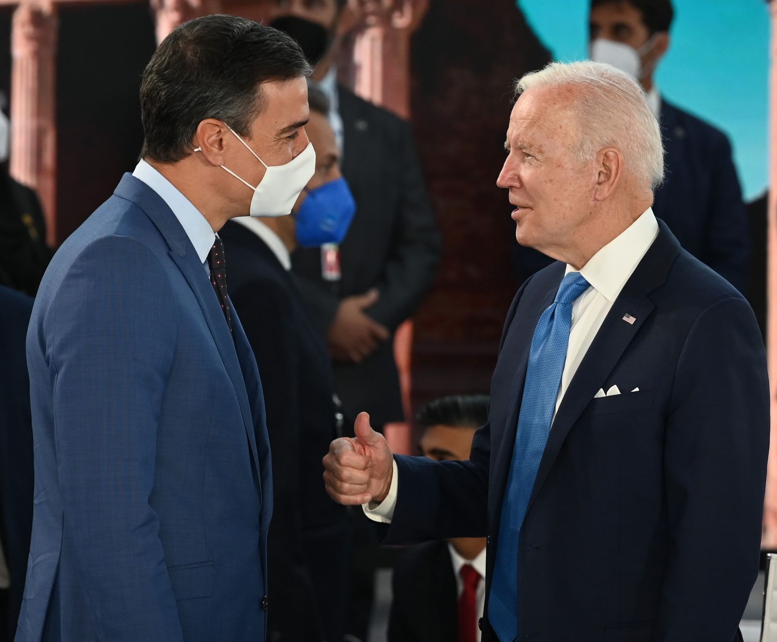 El presidente del Gobierno, Pedro Sánchez (i), conversa con el presidente de Estados Unidos, Joe Biden