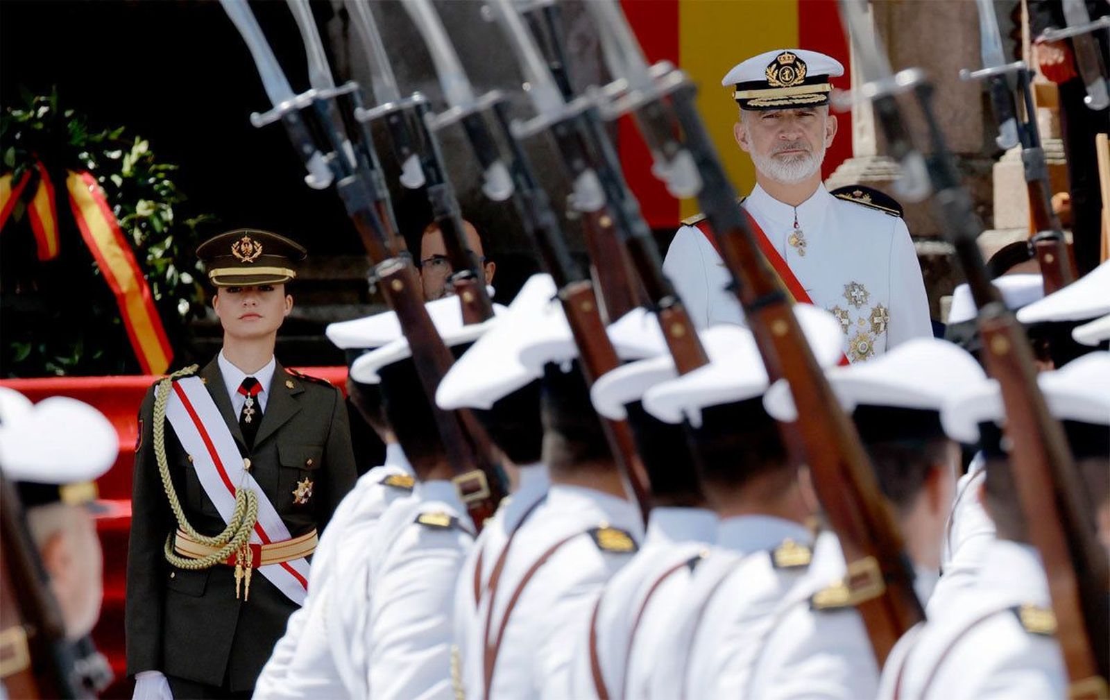 Los Reyes y la Princesa presiden la graduación de 111 alumnos en la Escuela Naval de Marín