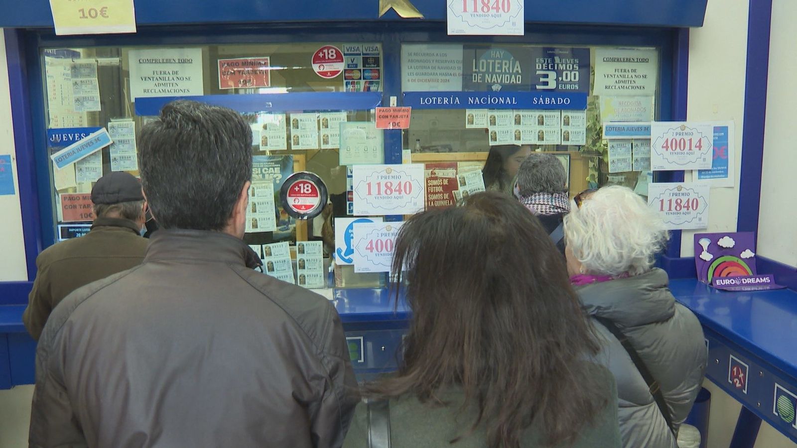 Colas en La Pajarita tras repartir dos grandes premios de la Lotería de Navidad