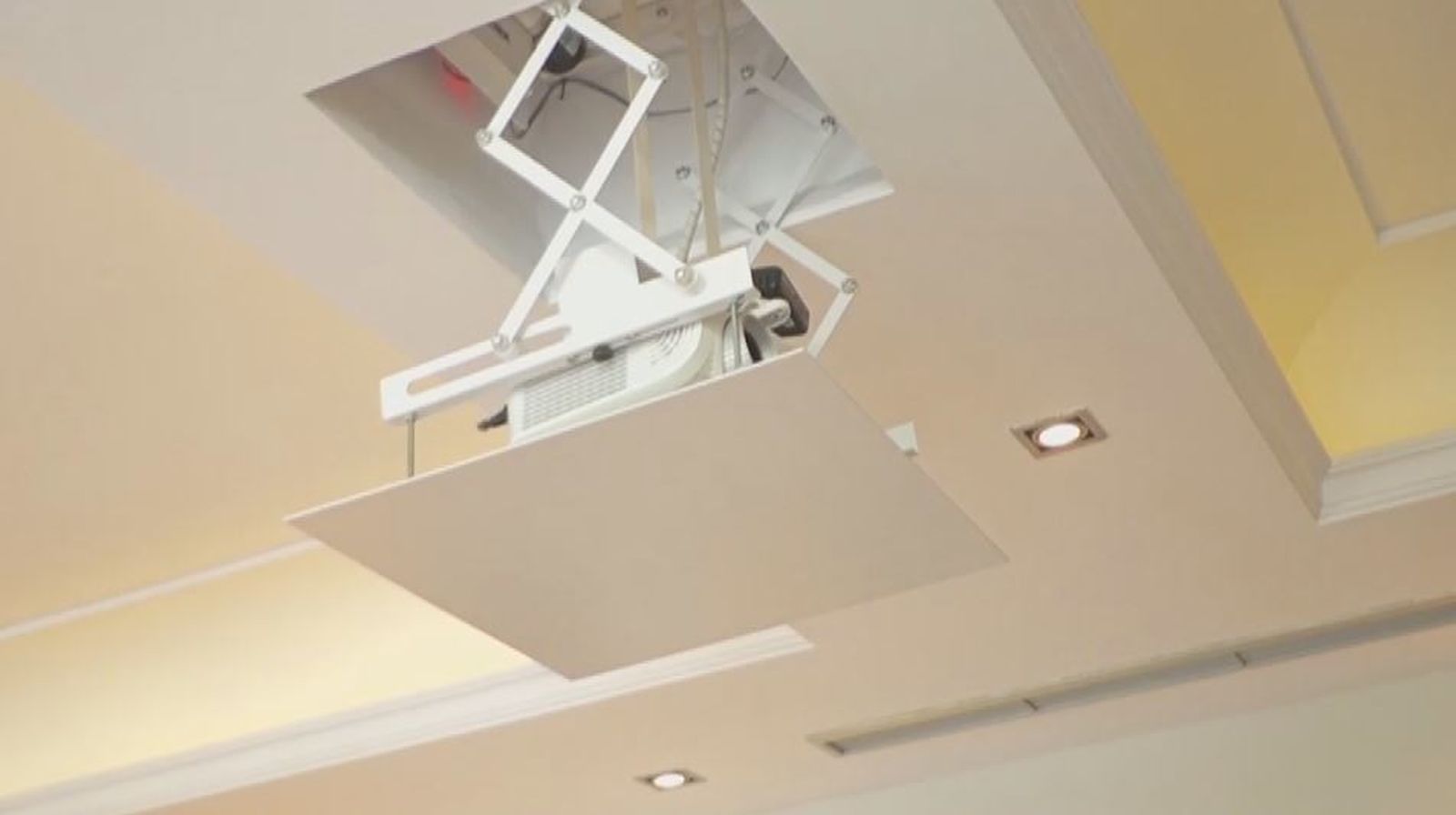 Para no pelearse por la tele, idearon este sistema. Sí, es un proyector de cine que sale del techo cuando lo van a usar.
