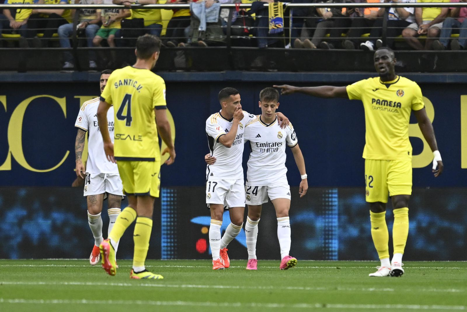 Güler y Lucas Vázquez celebran un gol en Villarreal