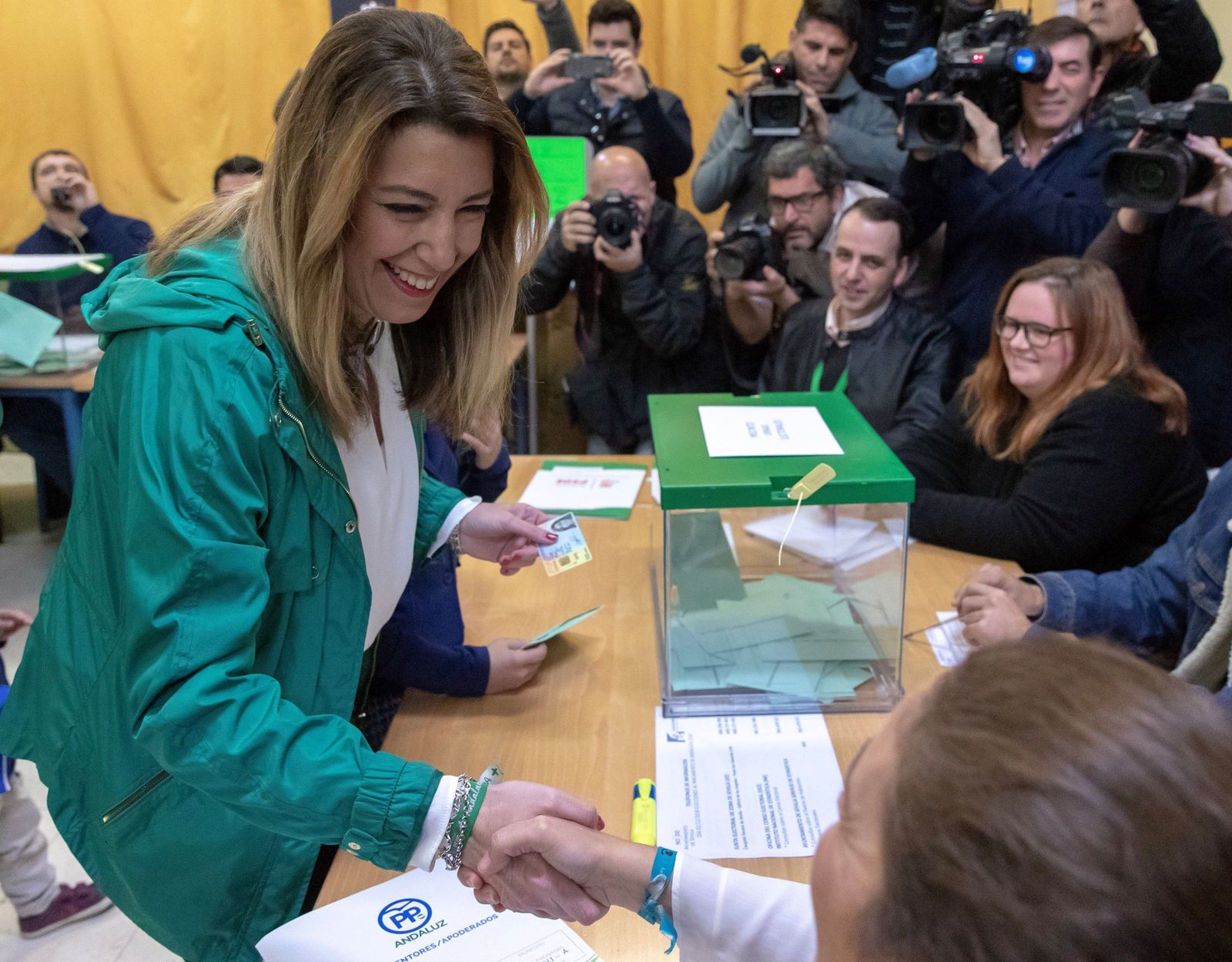 Susana Díaz en el momento de ejercer su derecho al voto