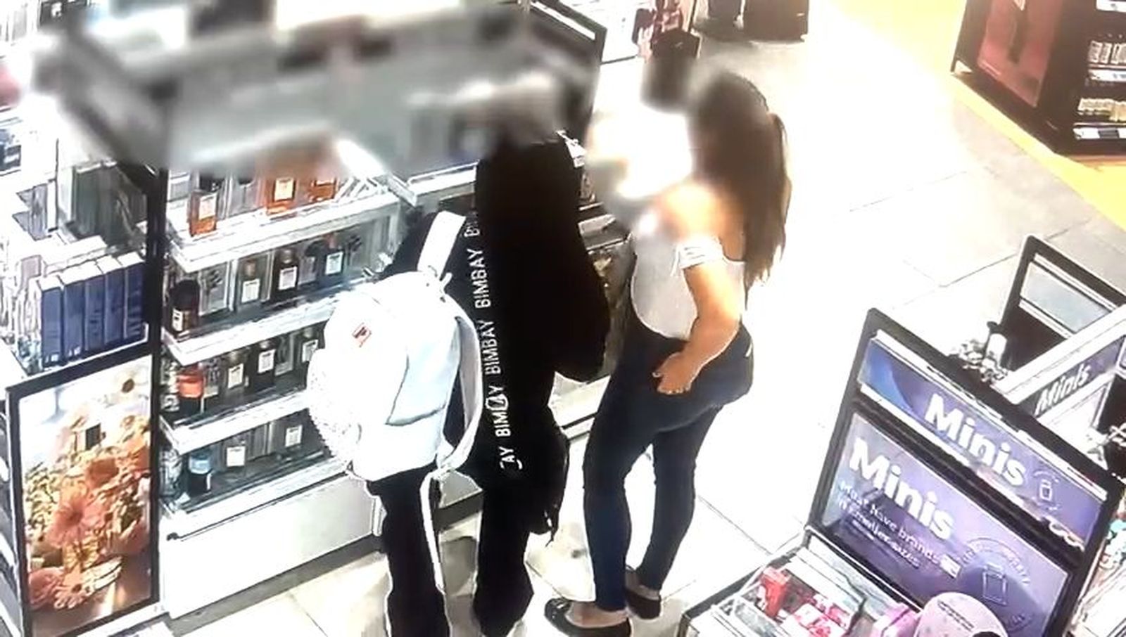 Detenidas tres mujeres por robar perfumes de lujo en las tiendas duty free del aeropuerto de Barajas