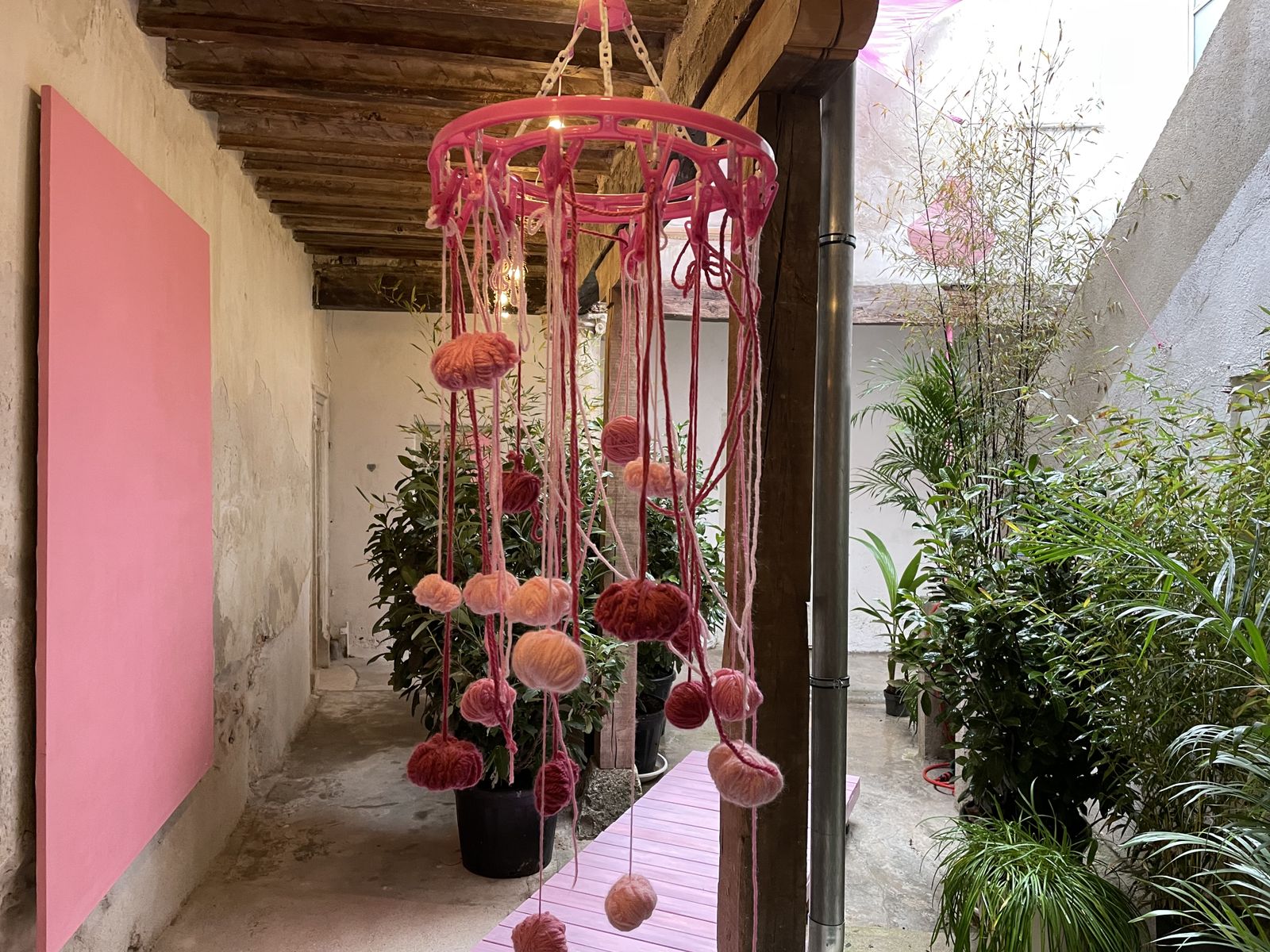 El rosa está presente en todos los detalles de la casa, incluida la cocina, el jardín...