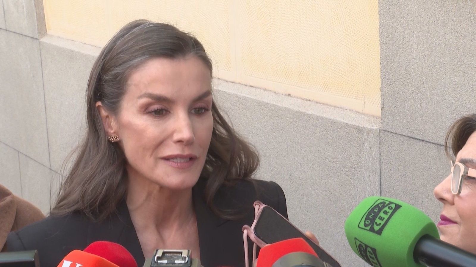 La reina Letizia honra al periodista Fernando Ónega y visita su capilla ardiente: "Es el padre de mi amiga"