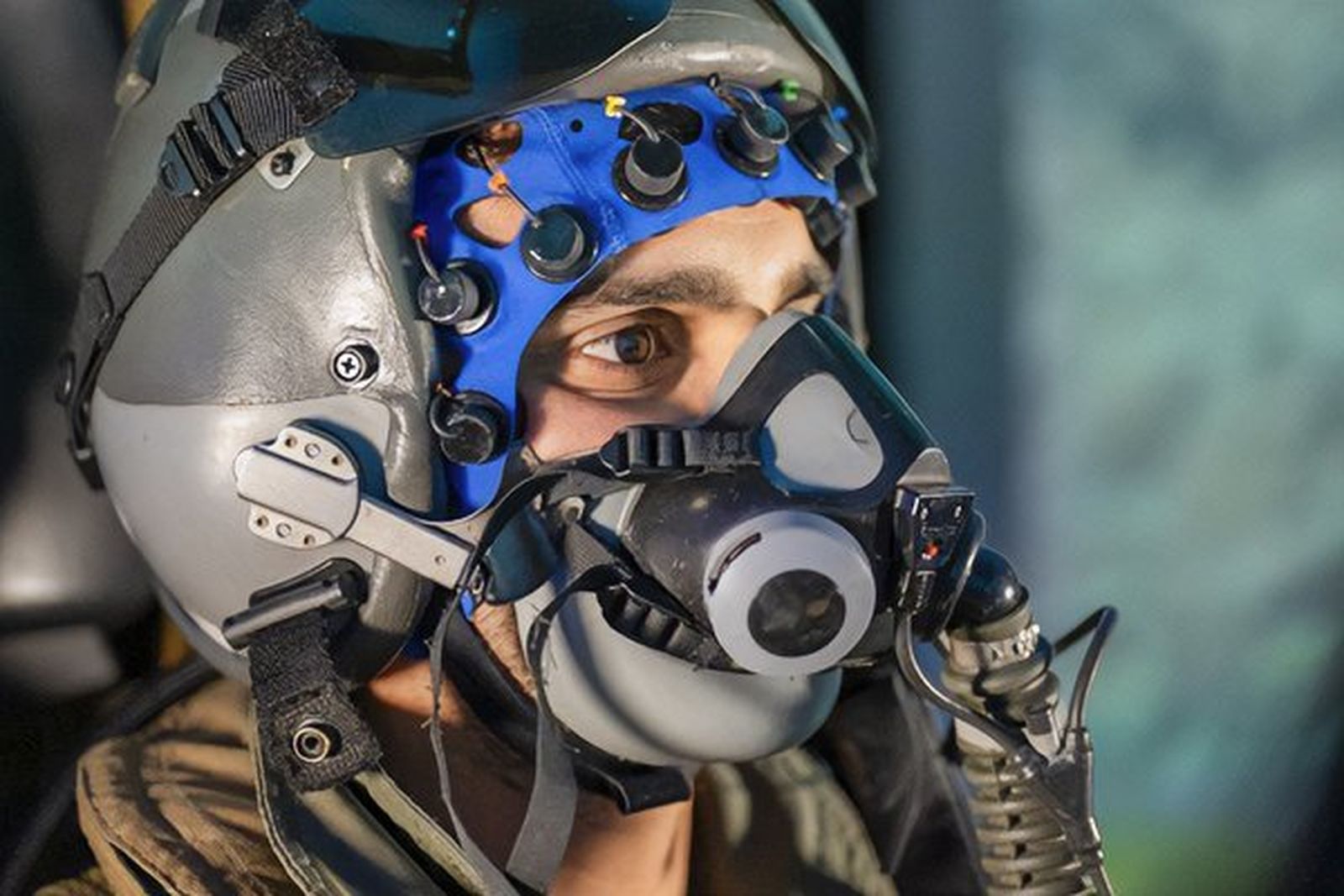 Sensores neuronales incorporados  al casco de un piloto miltar