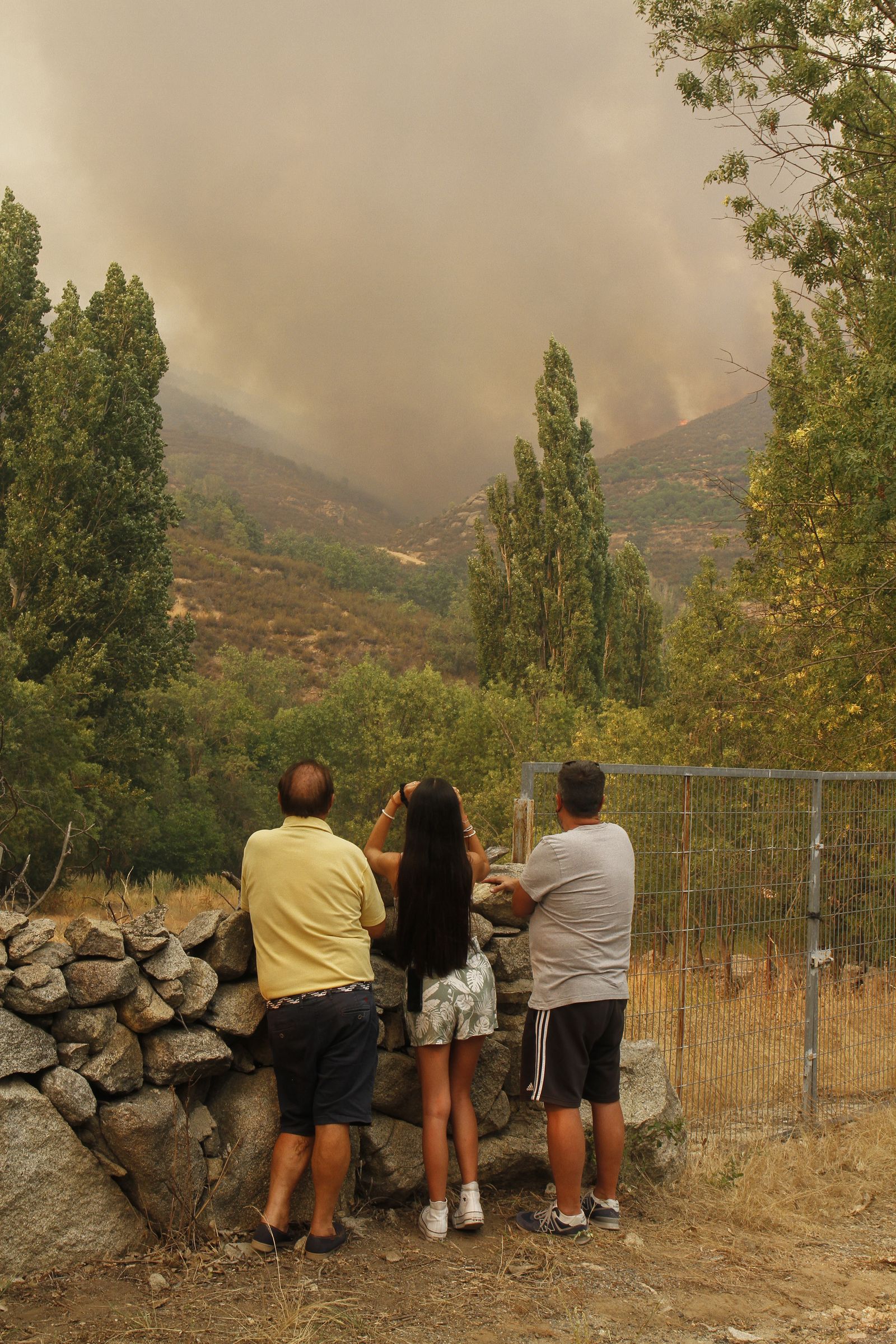 Tres vecinos contemplan el incendio en el término de Navalacruz (Ávila)