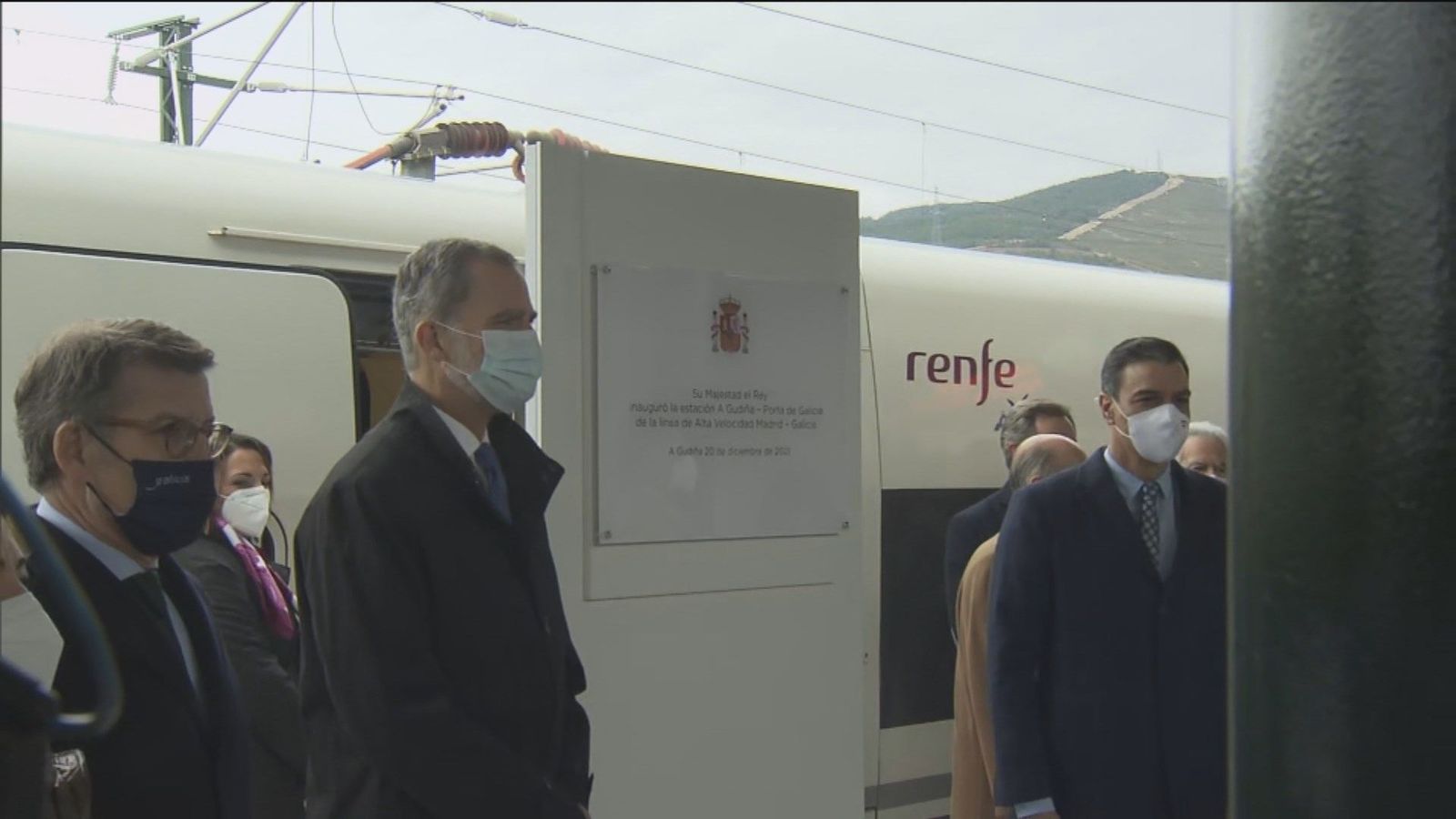 El Rey realiza el viaje inaugural del AVE que conecta Madrid con Galicia en dos horas y cuarto