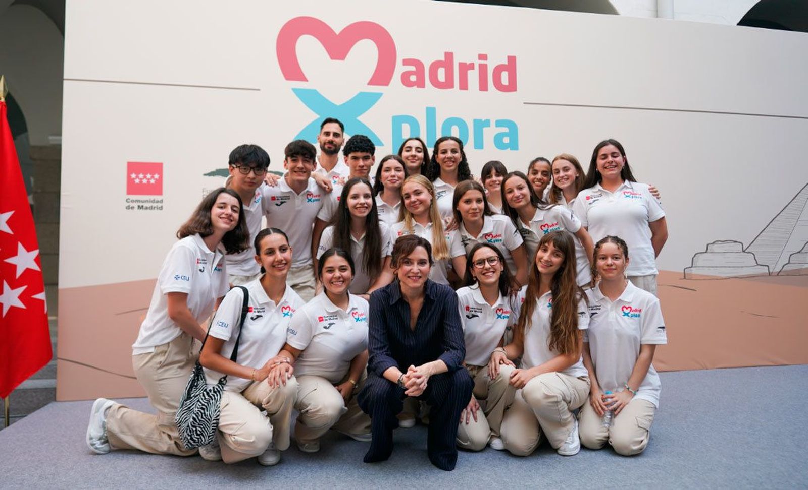 Ayuso recibe a los 20 jóvenes que viajarán a Egipto por su excelencia académica