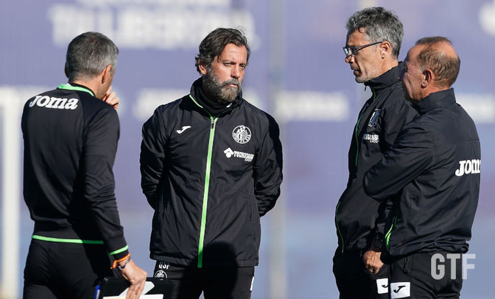 Quique Sánchez Flores con su equipo