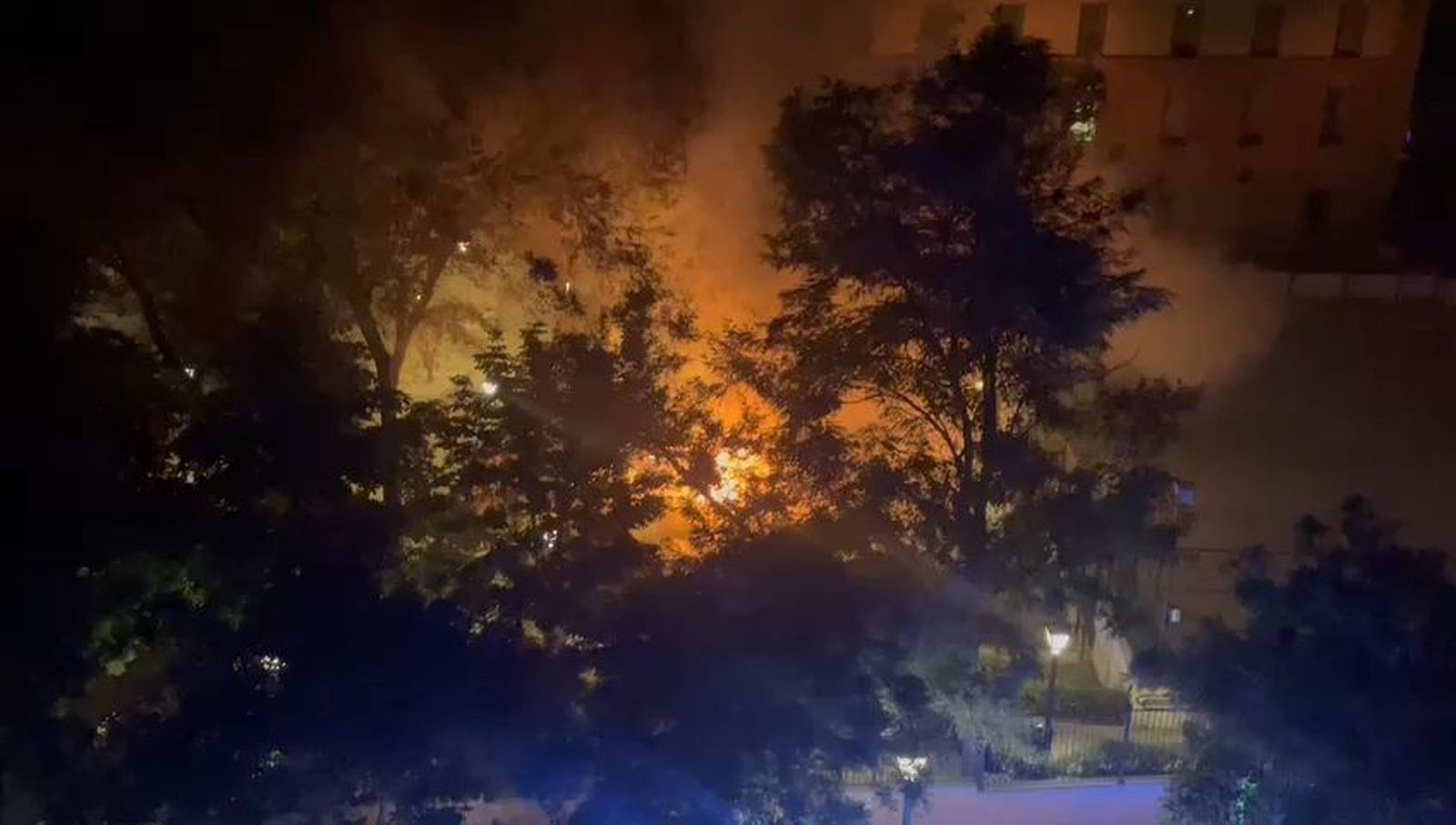 Susto vecinal por un incendio en el parque Conde Duque