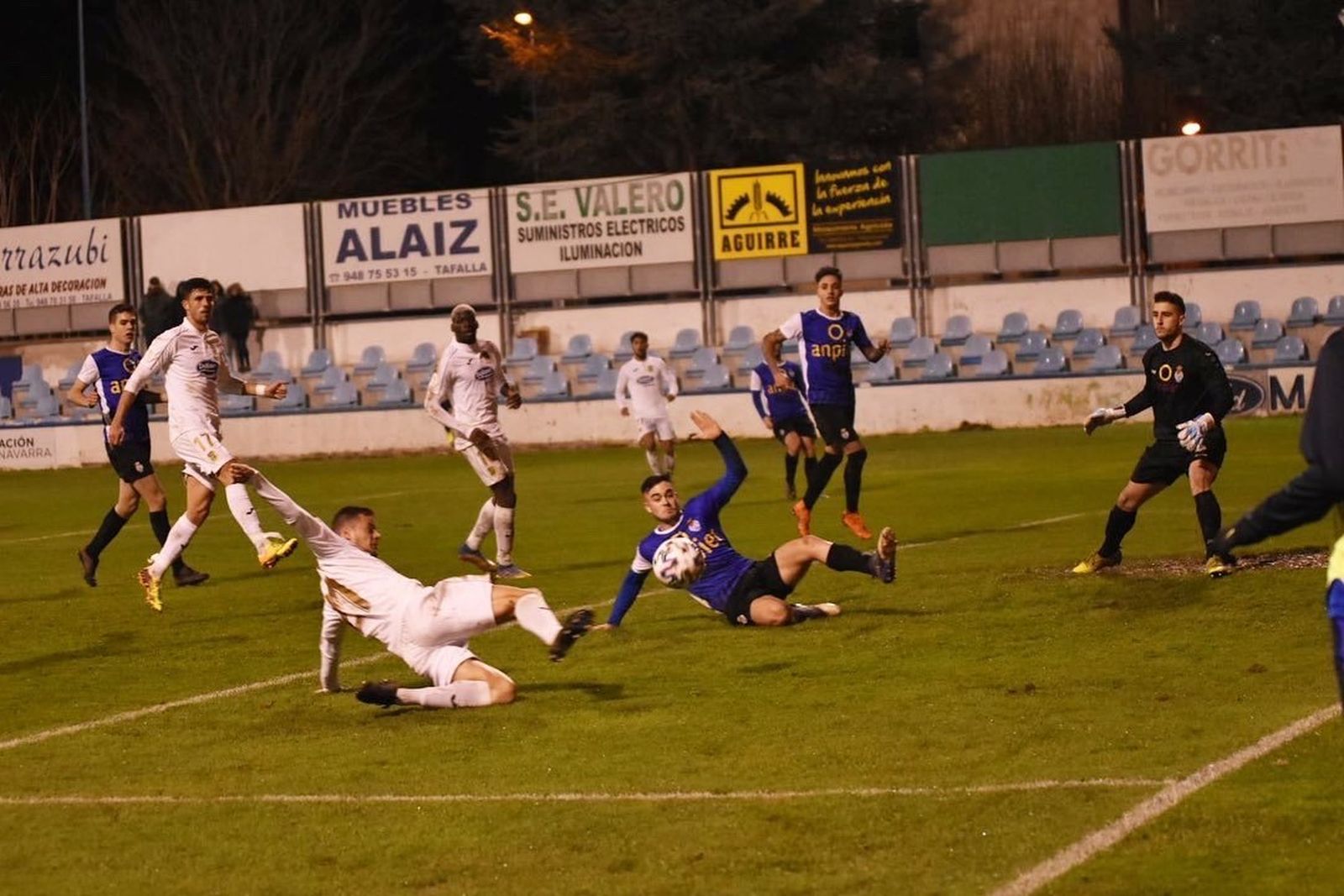 Lance del juego entre la Peña Sport y el Fuenlabrada