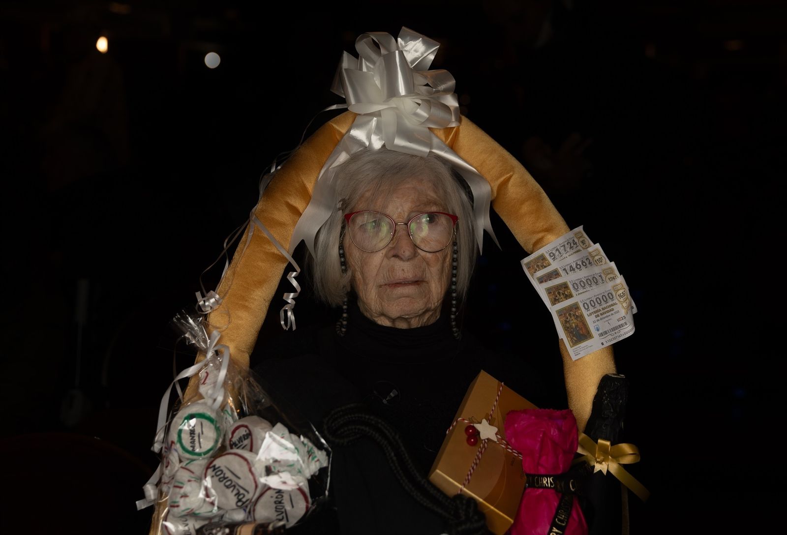 Manoli, vestida de cesta de Navidad antes del comienzo del Sorteo Extraordinario de la Lotería de Navidad 2023