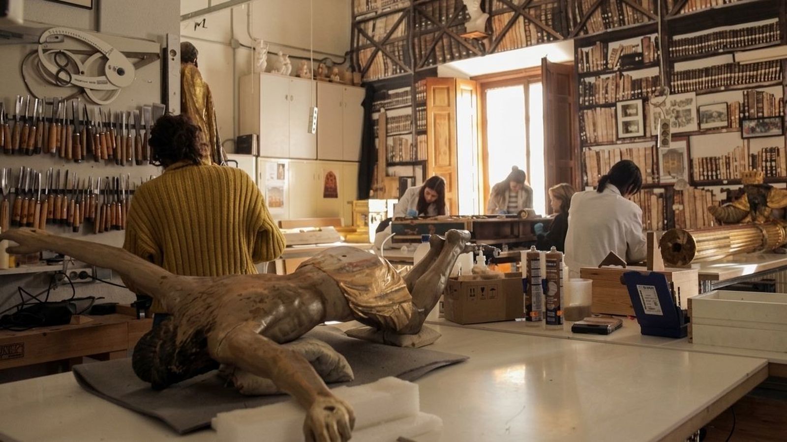 Alumnos madrileños prosiguen con la recuperación de retablos de la Catedral de Cuenca