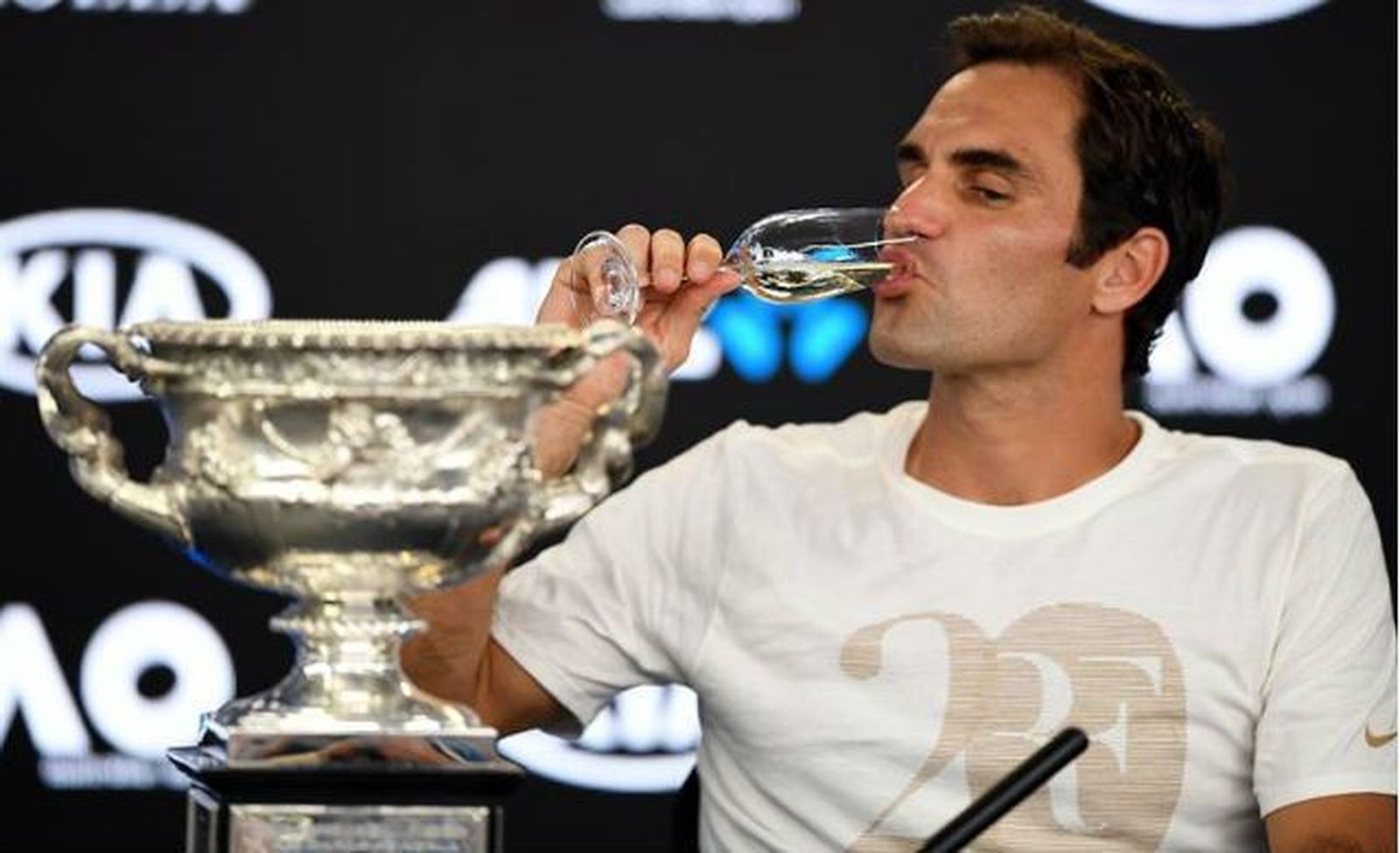 Federer, 20º título del Grand Slam entre lágrimas