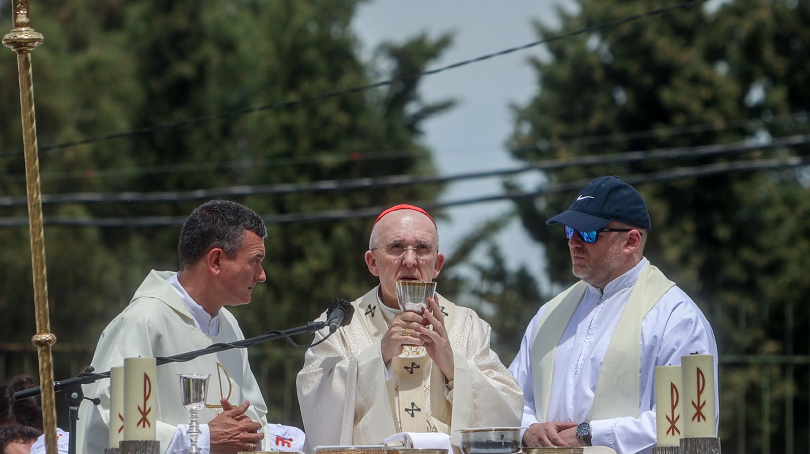 El arzobispo de Madrid, el cardenal Carlos Osoro, preside la popular misa de campaña en la explanada de las inmediaciones de la Ermita de San Isidro
