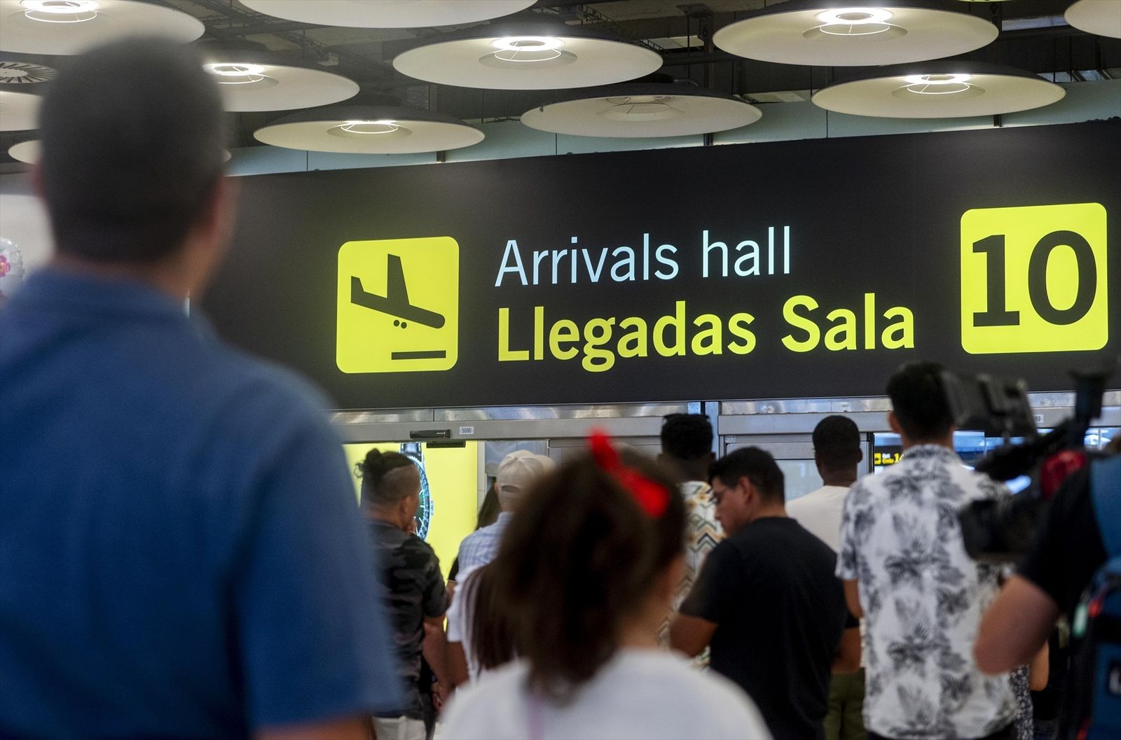 Varias personas esperan en la puerta de llegadas de la terminal T4 del aeropuerto Adolfo Suárez Madrid-Barajas
