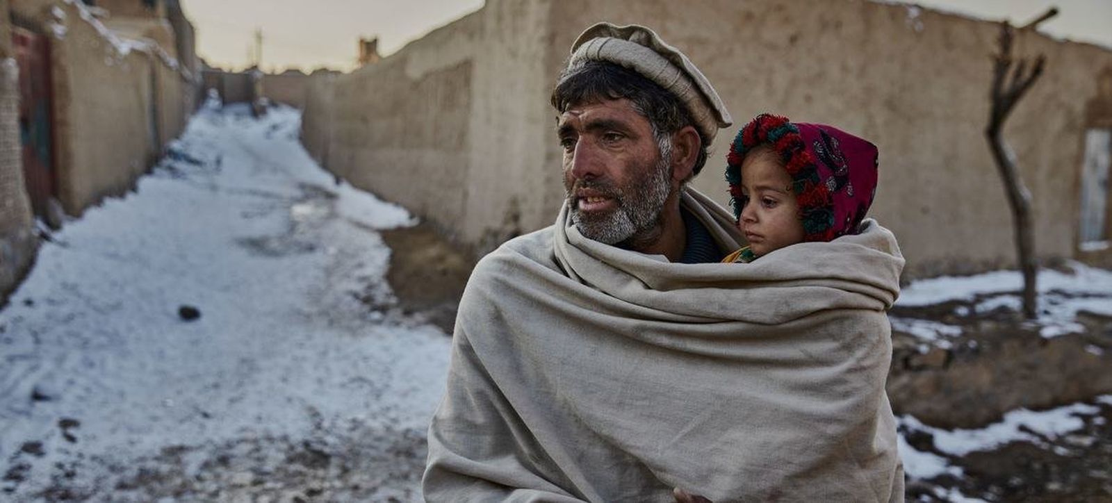 Familias desplazadas enfrentan el hambre y el frío en Kabul