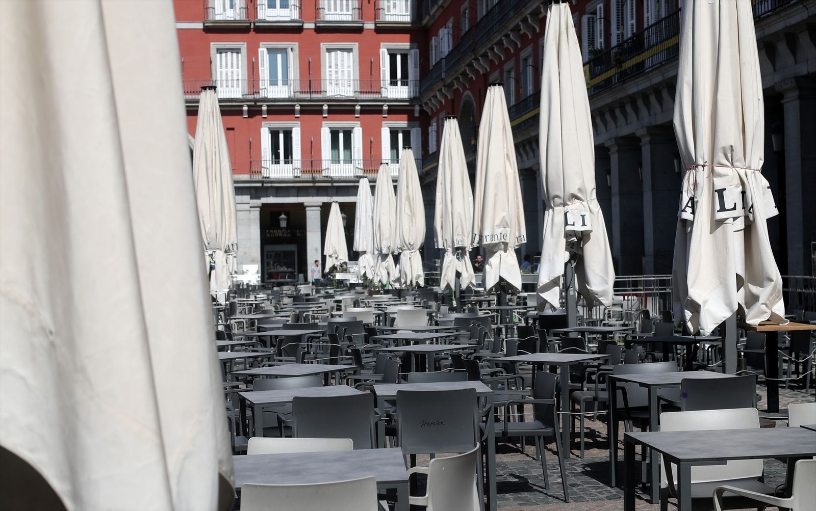 Terrazas hosteleras vacías en la Plaza Mayor de Madrid