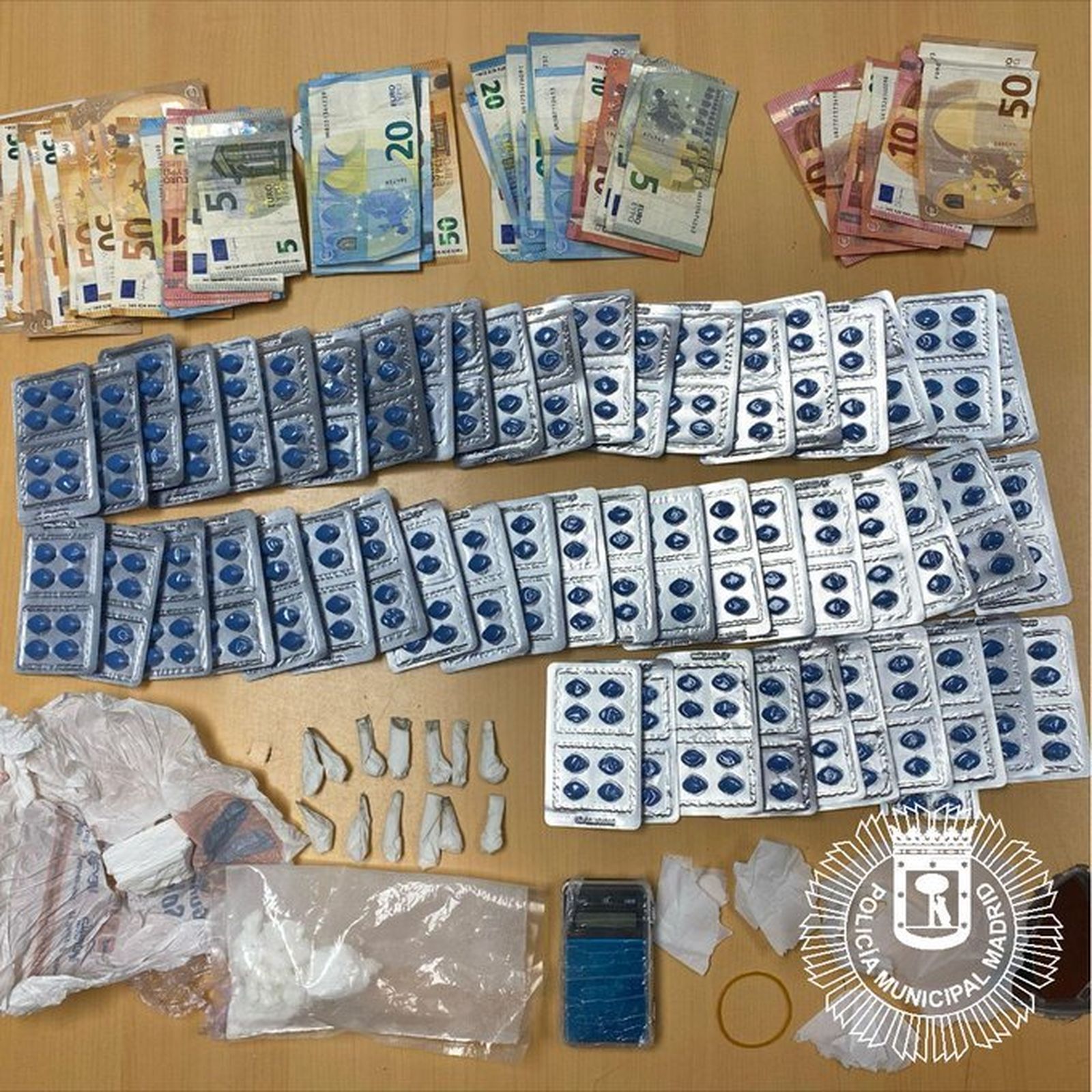 Material y dinero incautado por la Policía municipal a un repartidor de droga en el distrito de Latina